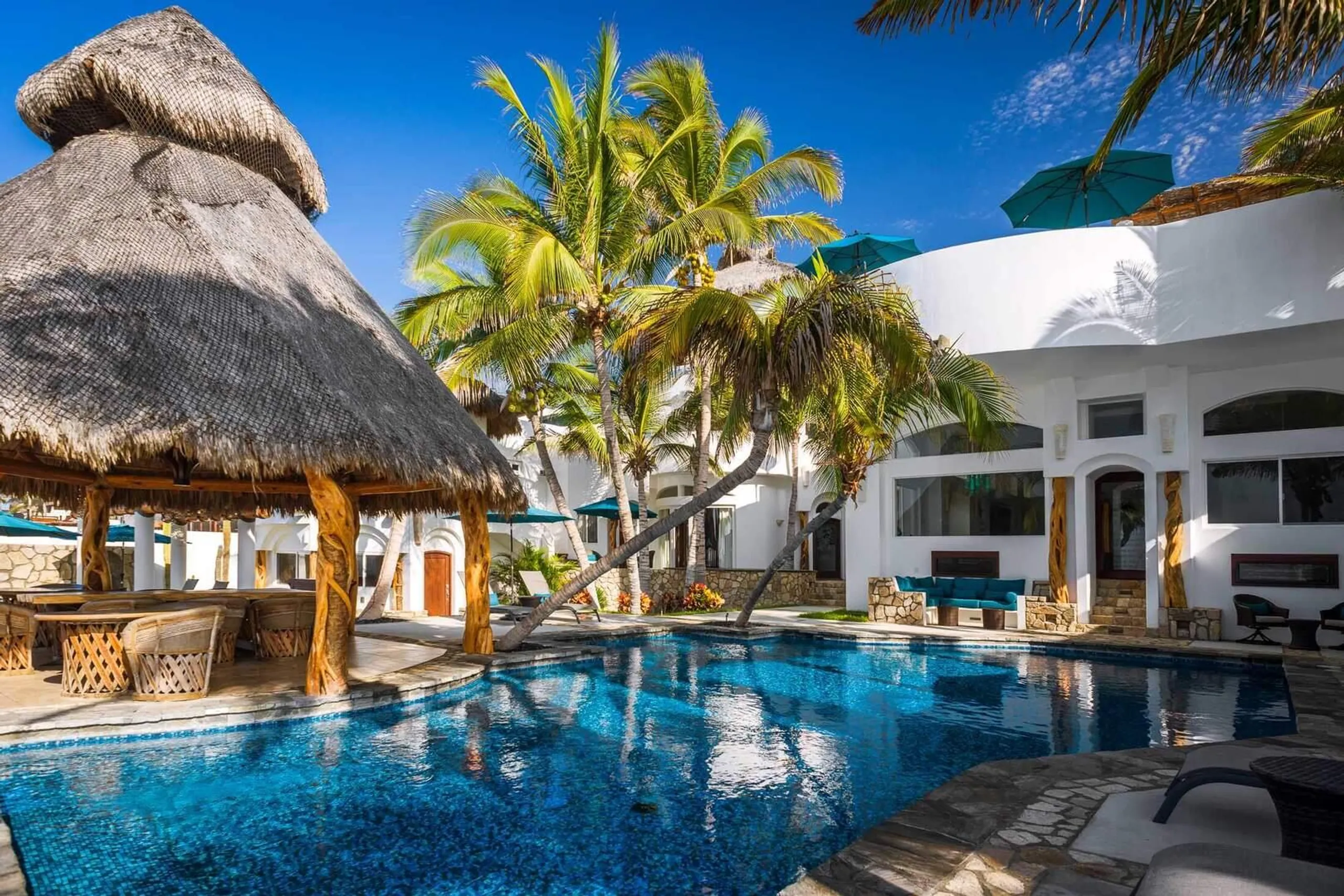 Light-filled Beachfront Haven with Private Heated Pool — photograph 8