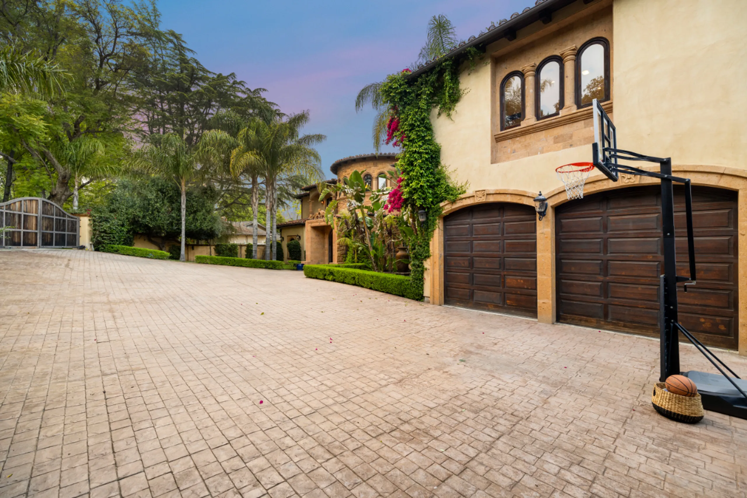Opulent Tarzana Mediterranean Villa with Pool, Spa, & Theater — photograph 11