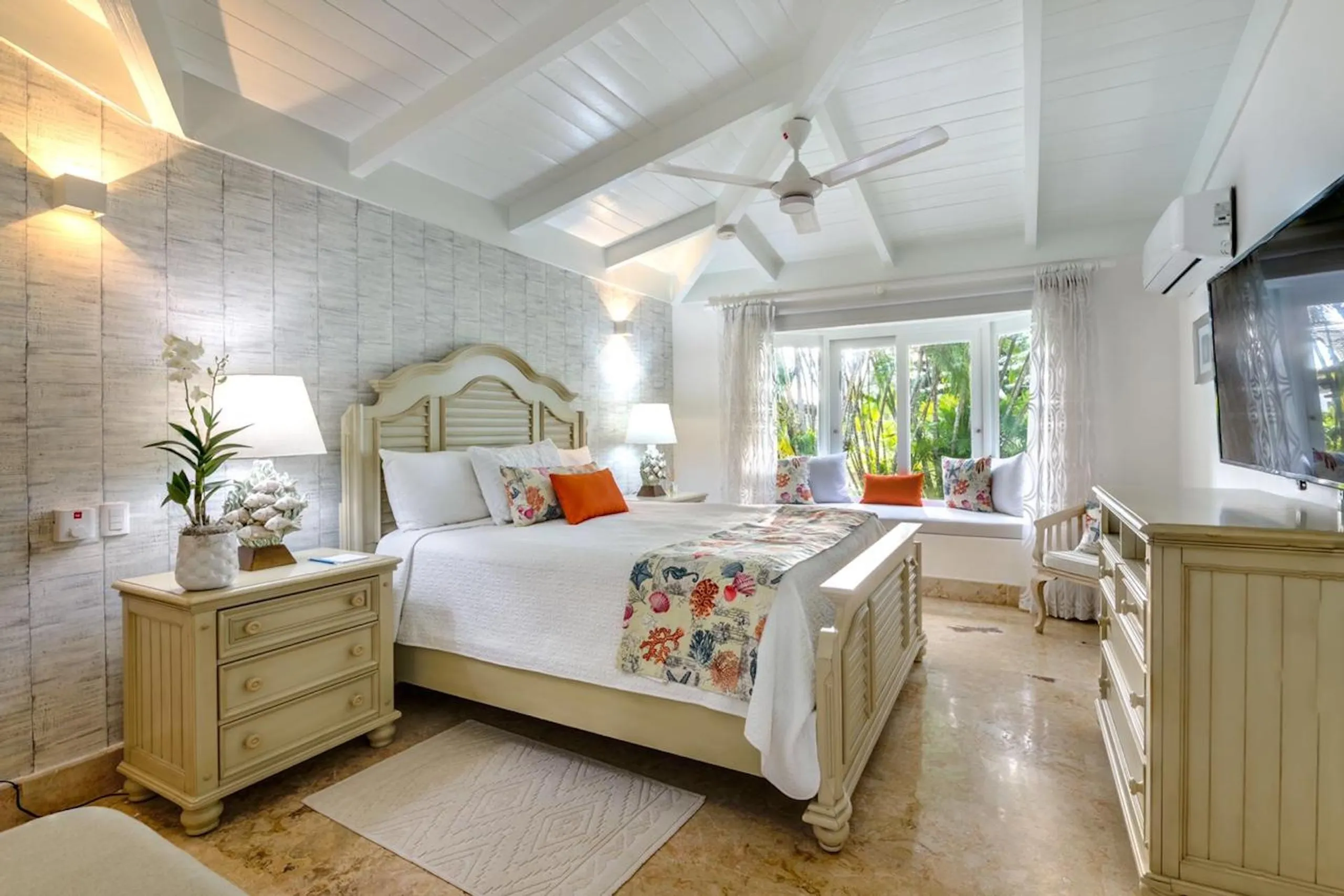 Deluxe Relaxation in Casa de Campo with Secluded Pool, Jacuzzi and Golf Course Nearby — photograph 6