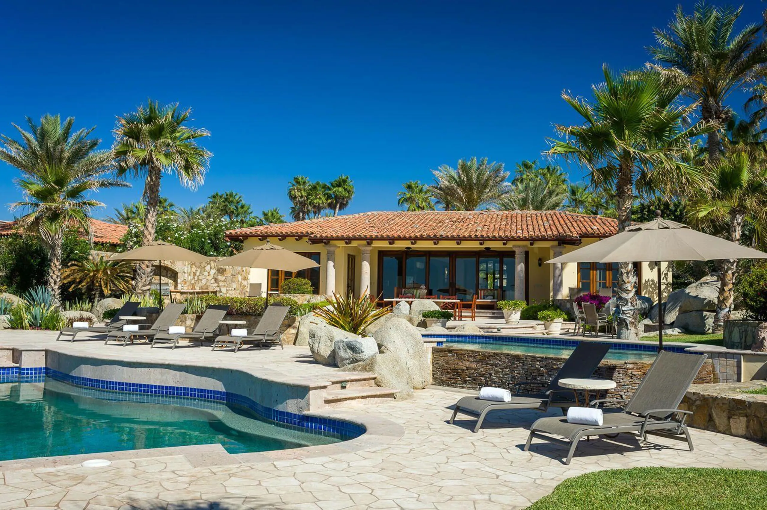 Punta Ballena Oceanfront Villa with Private Pools and Incredible Ocean Views — photograph 2