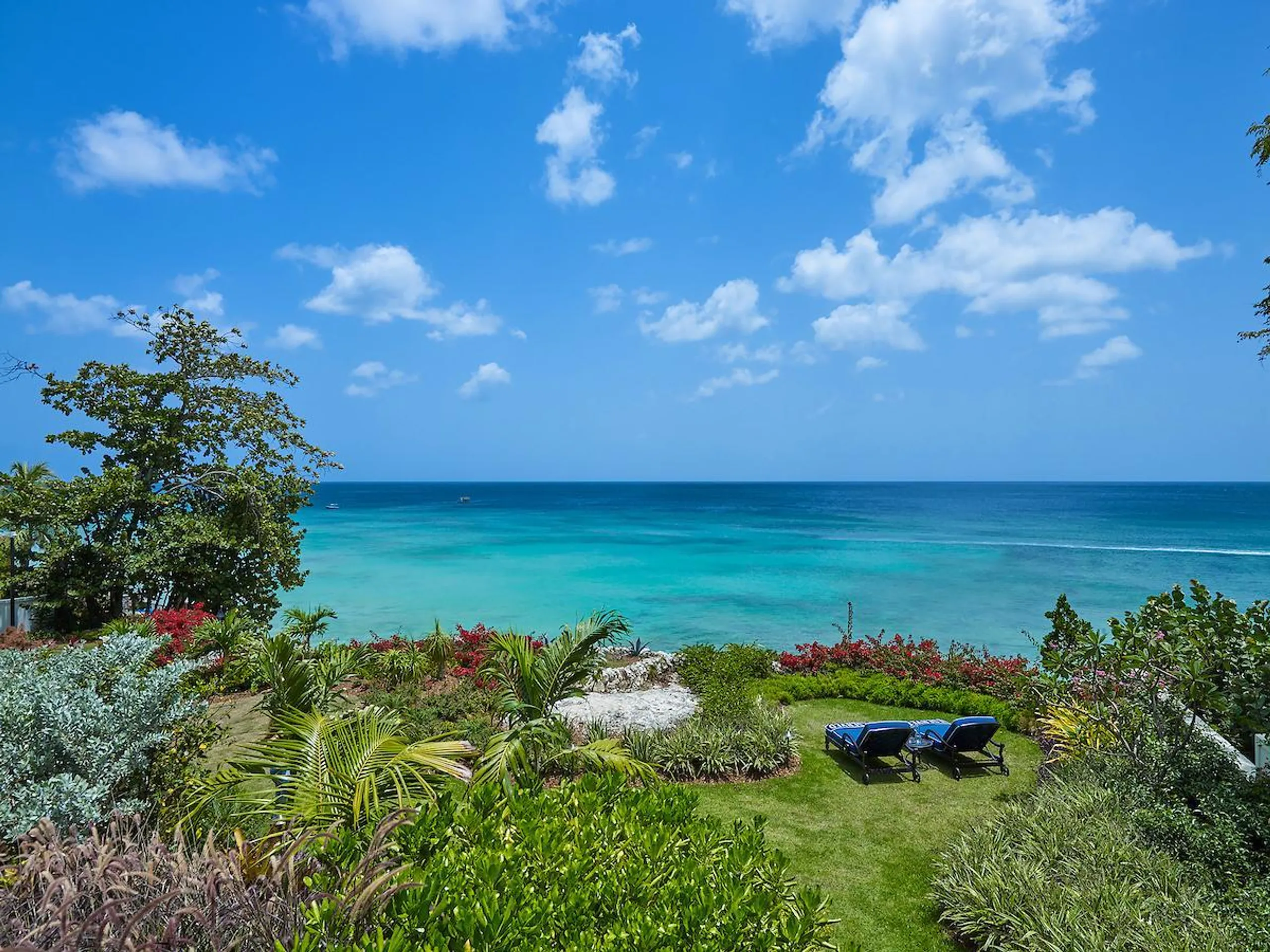 Elegant St James Ocean View Villa with Infinity Pool — photograph 12