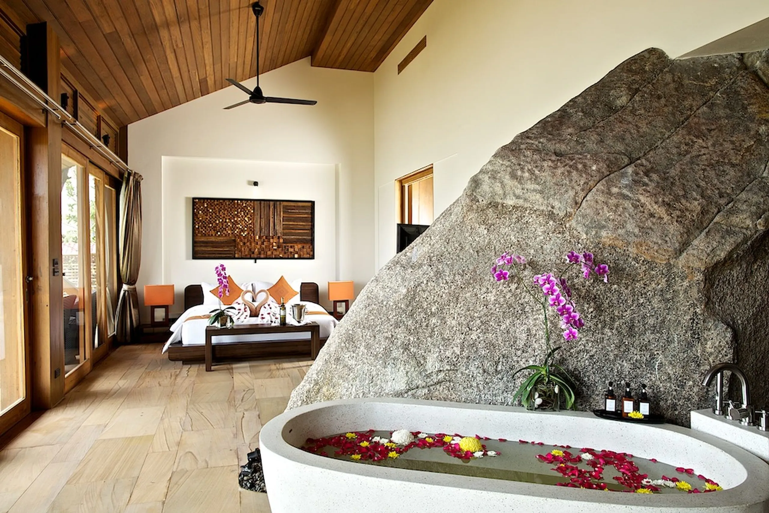 Stately Tropical Escape with Infinity Edge Swimming Pool and Stunning Sea Views — photograph 11