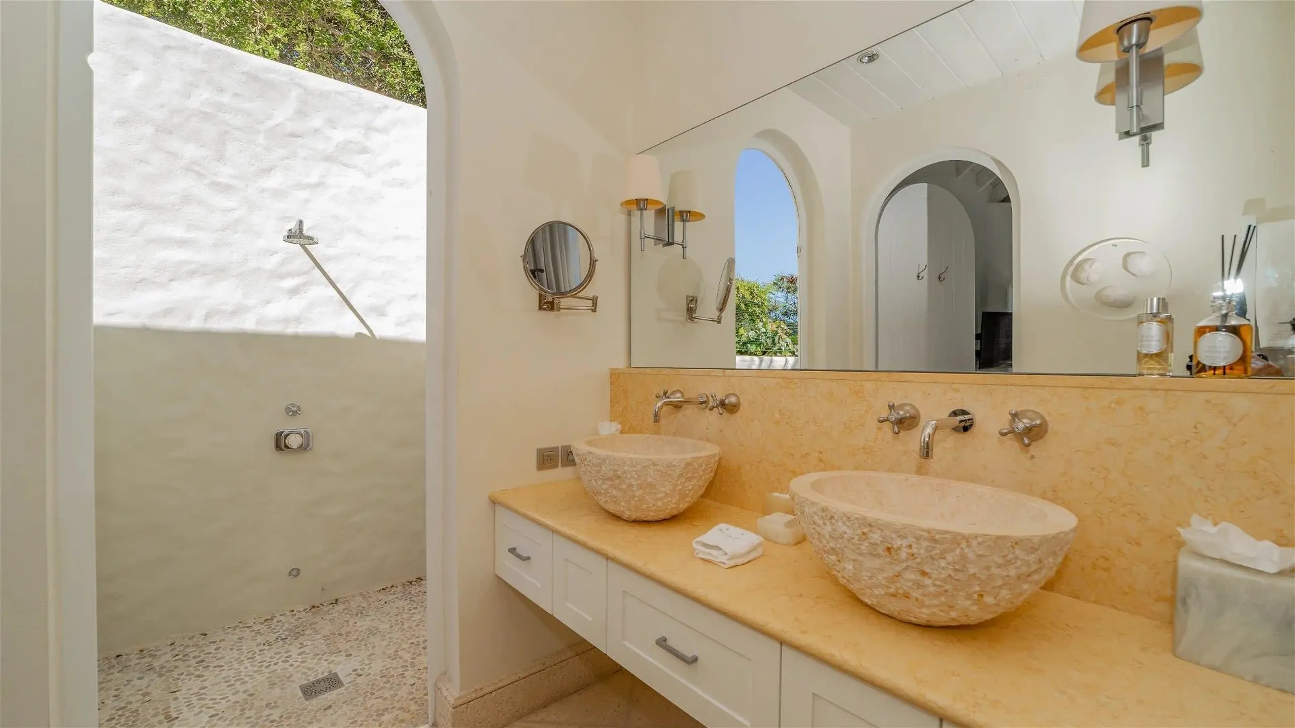 Bright Villa With View Of Sparkling Ocean — photograph 12