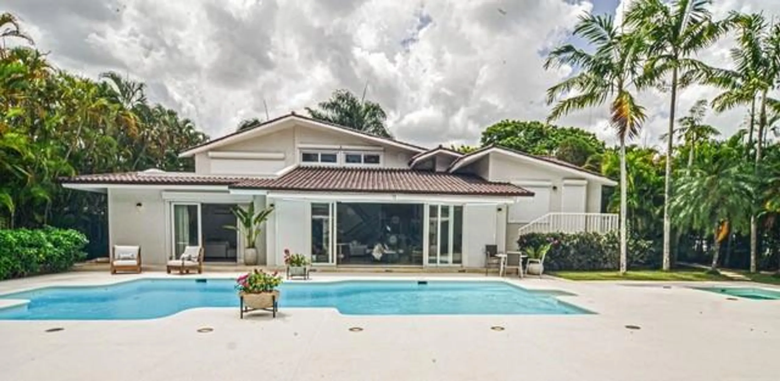 Stunning Tropical Villa with Private Pool — photograph 3