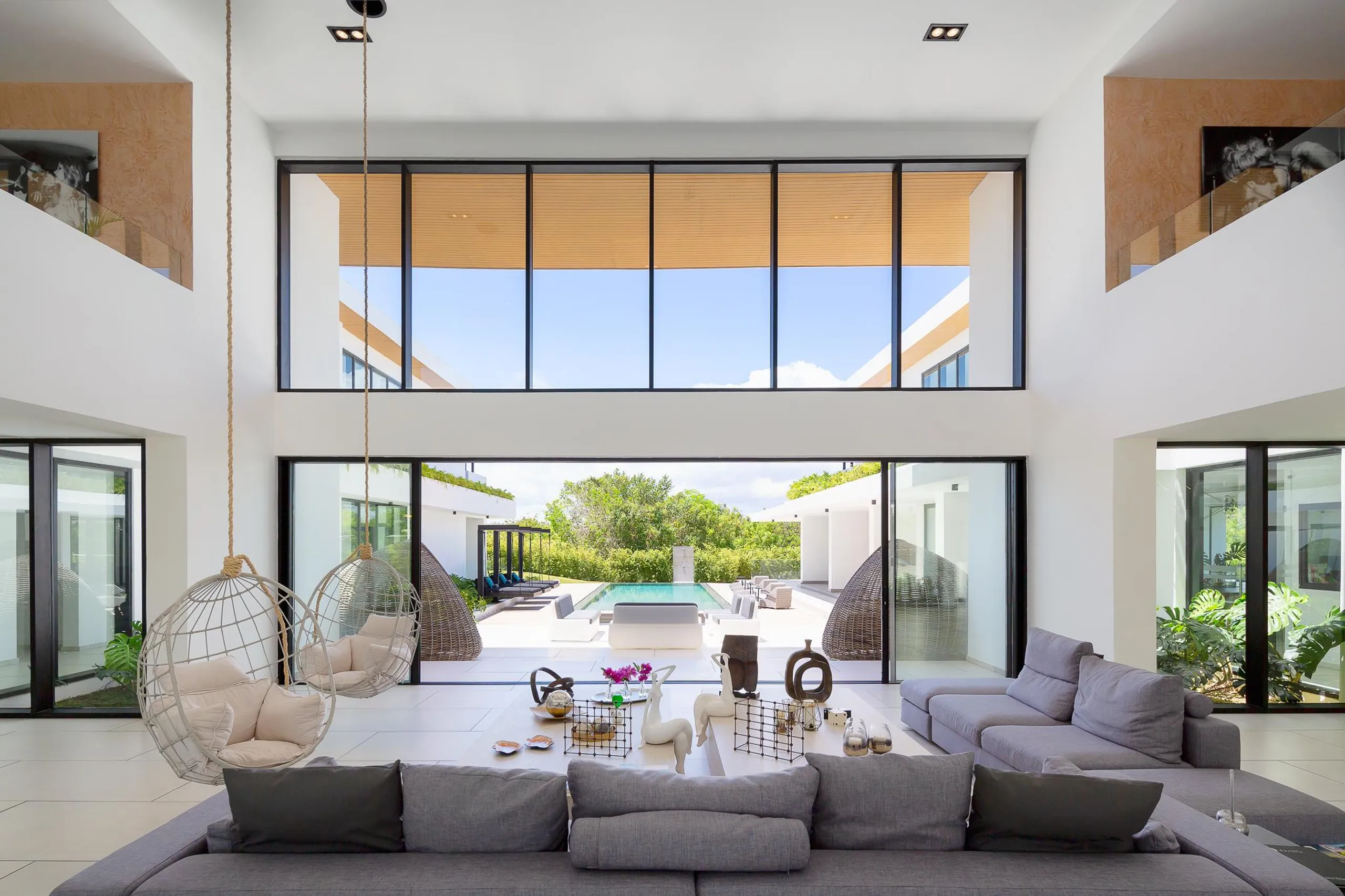 Minimalist Modern Villa with Private Pool and Luxurious Comfort — photograph 5