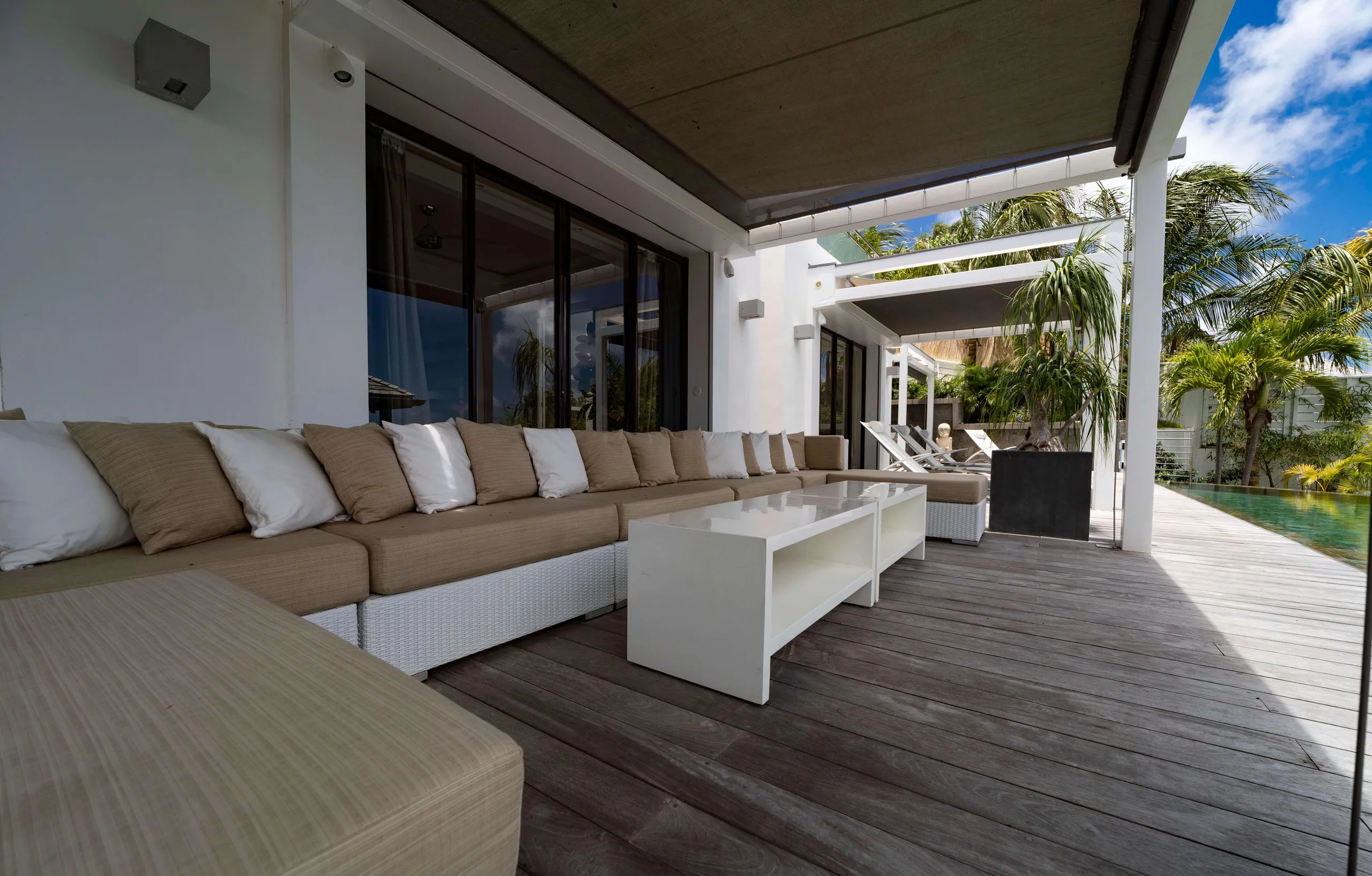 Contemporary Luxury Villa with Infinity Pool and Stunning Views and Elegant Design — photograph 7