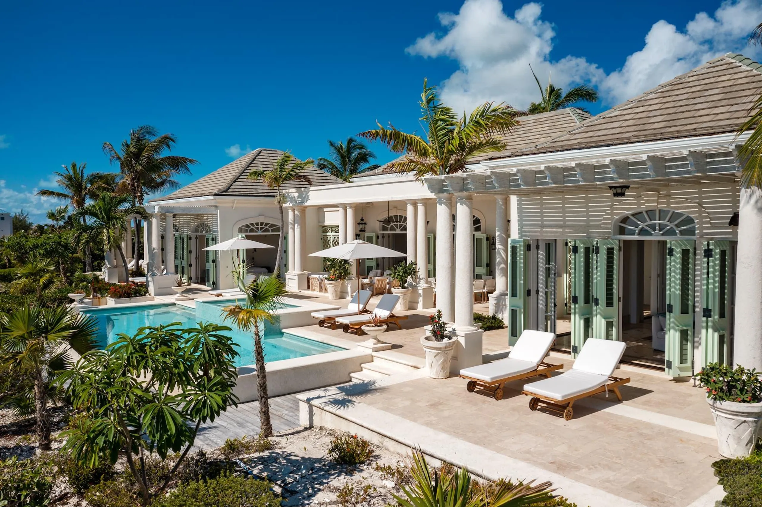 Tranquil Beachfront Bliss Villa with Private Infinity Pool Steps from Ocean — photograph 10