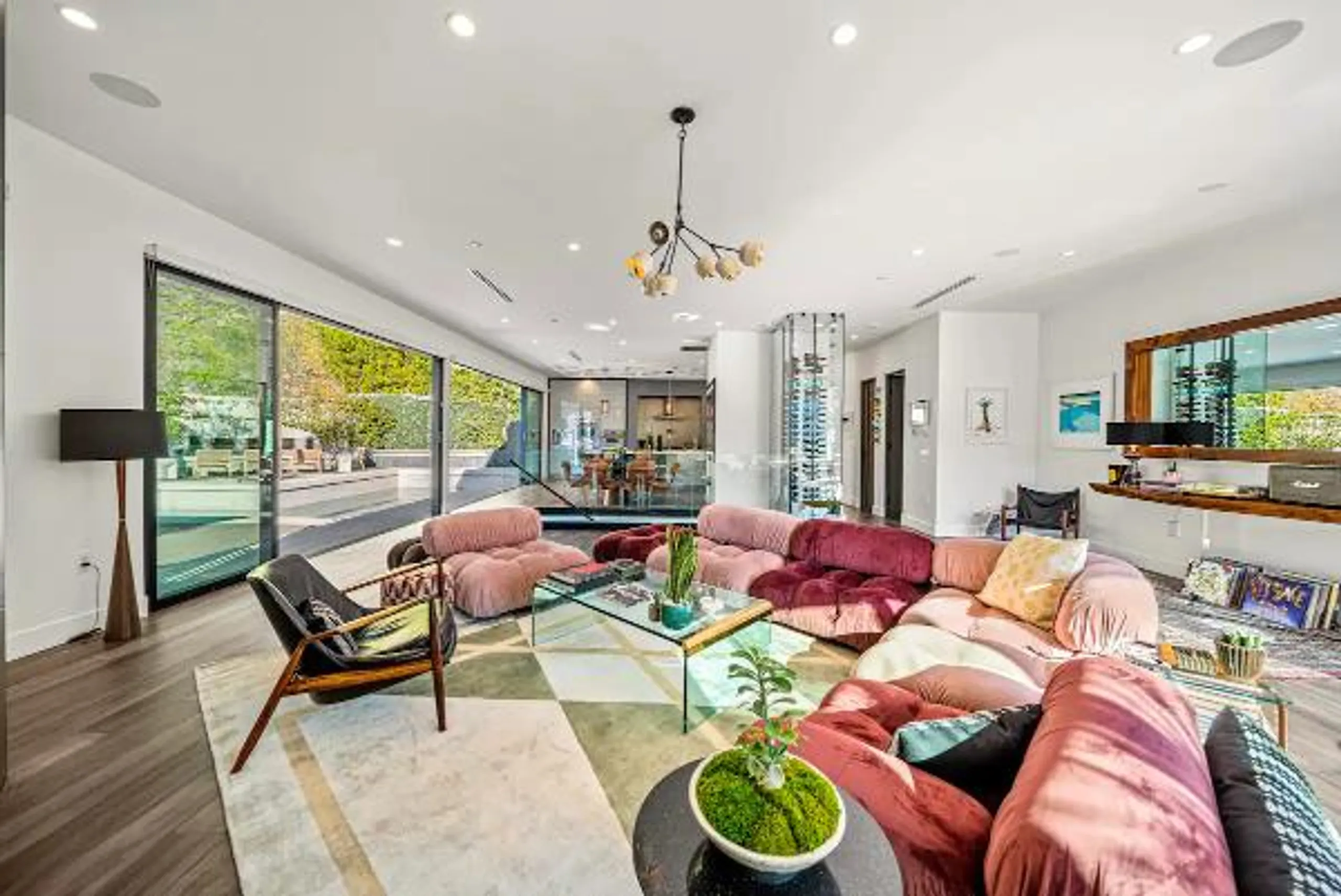 Grandiose Estate with Private Pool and Indoor-Outdoor Living — photograph 10