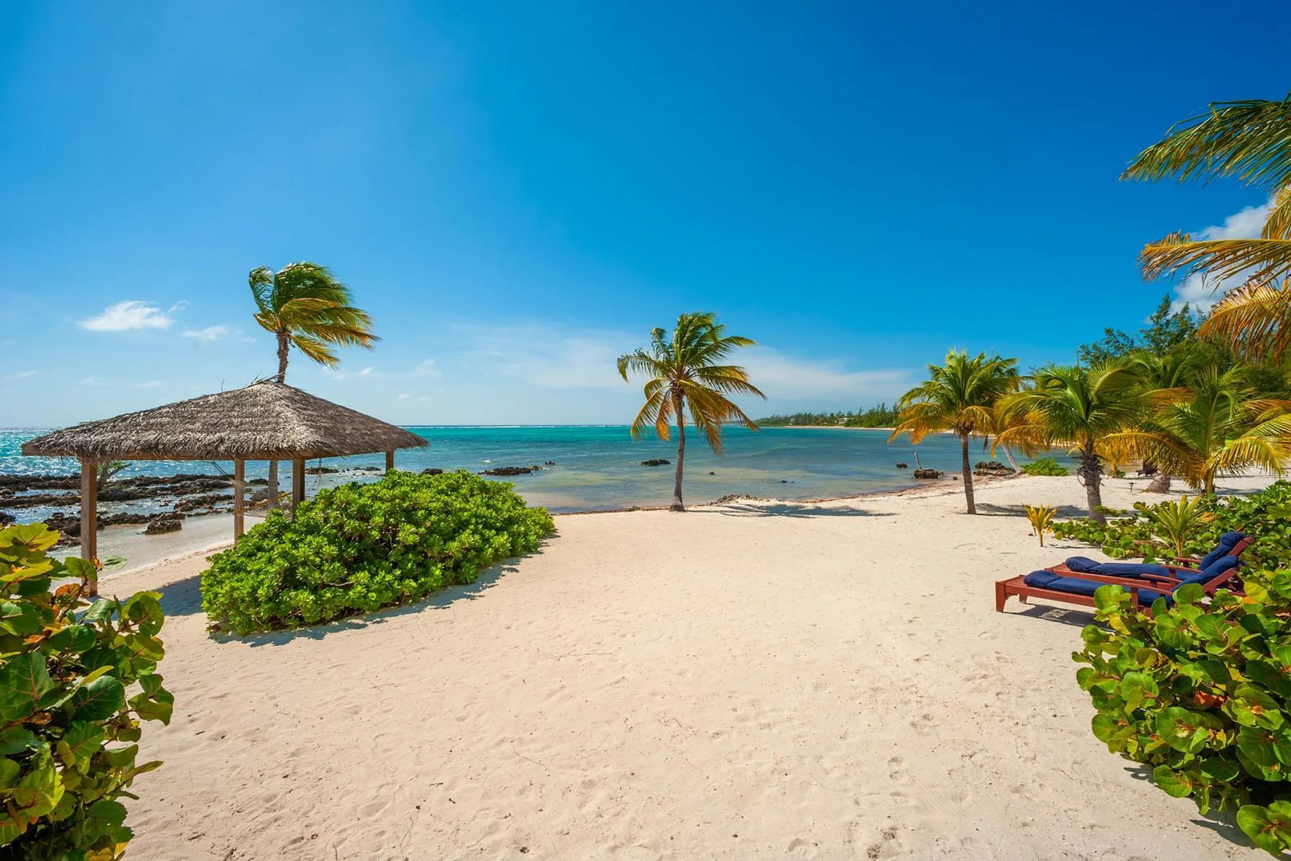 Pristine Pease Bay Estate with Invigorating Pool, Tennis Court, and Walks to Beach — photograph 3
