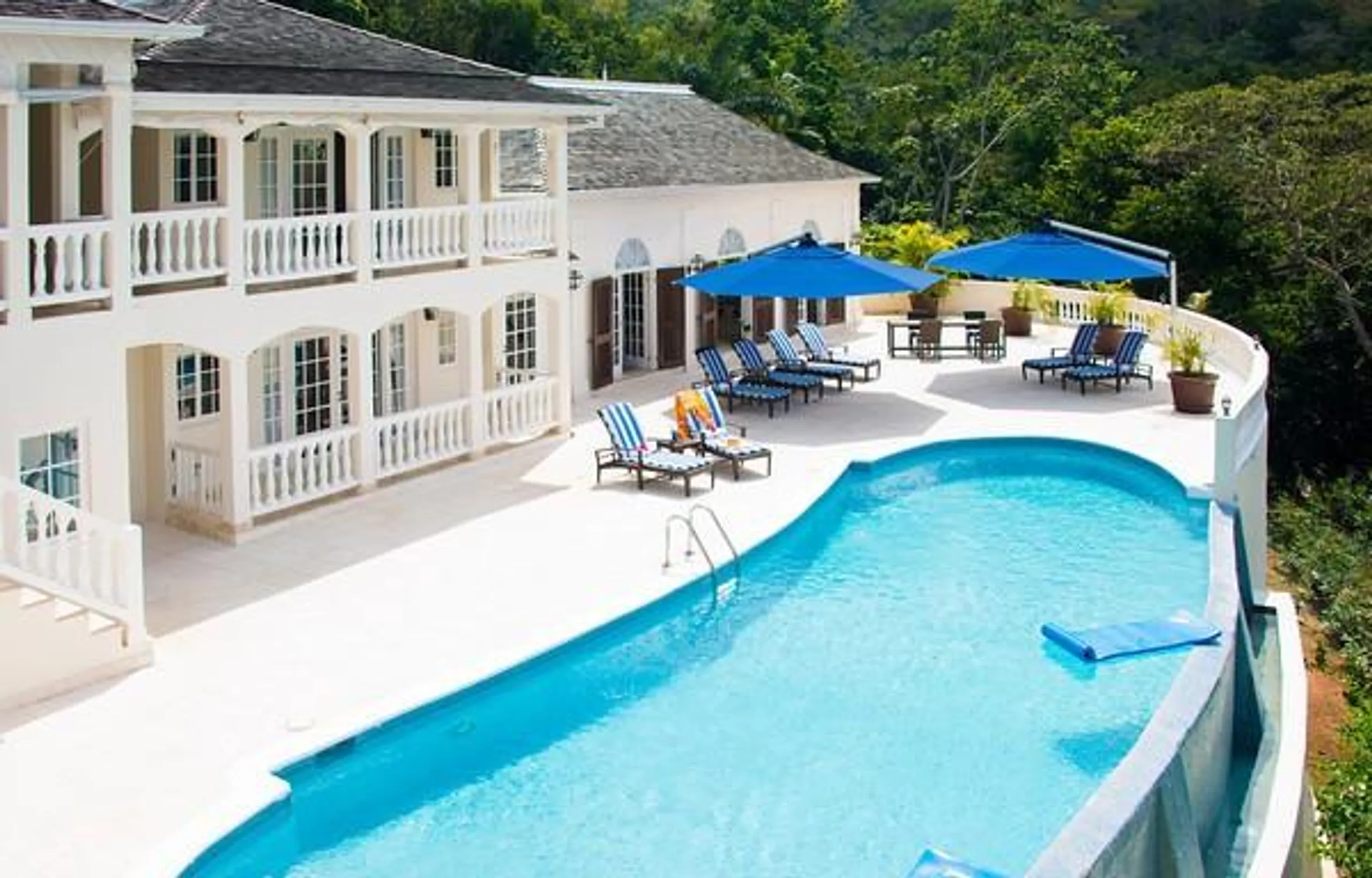 Breathtaking Montego Bay Estate with Private Pool, Basketball Court, and Outdoor Play Area, Montego Bay