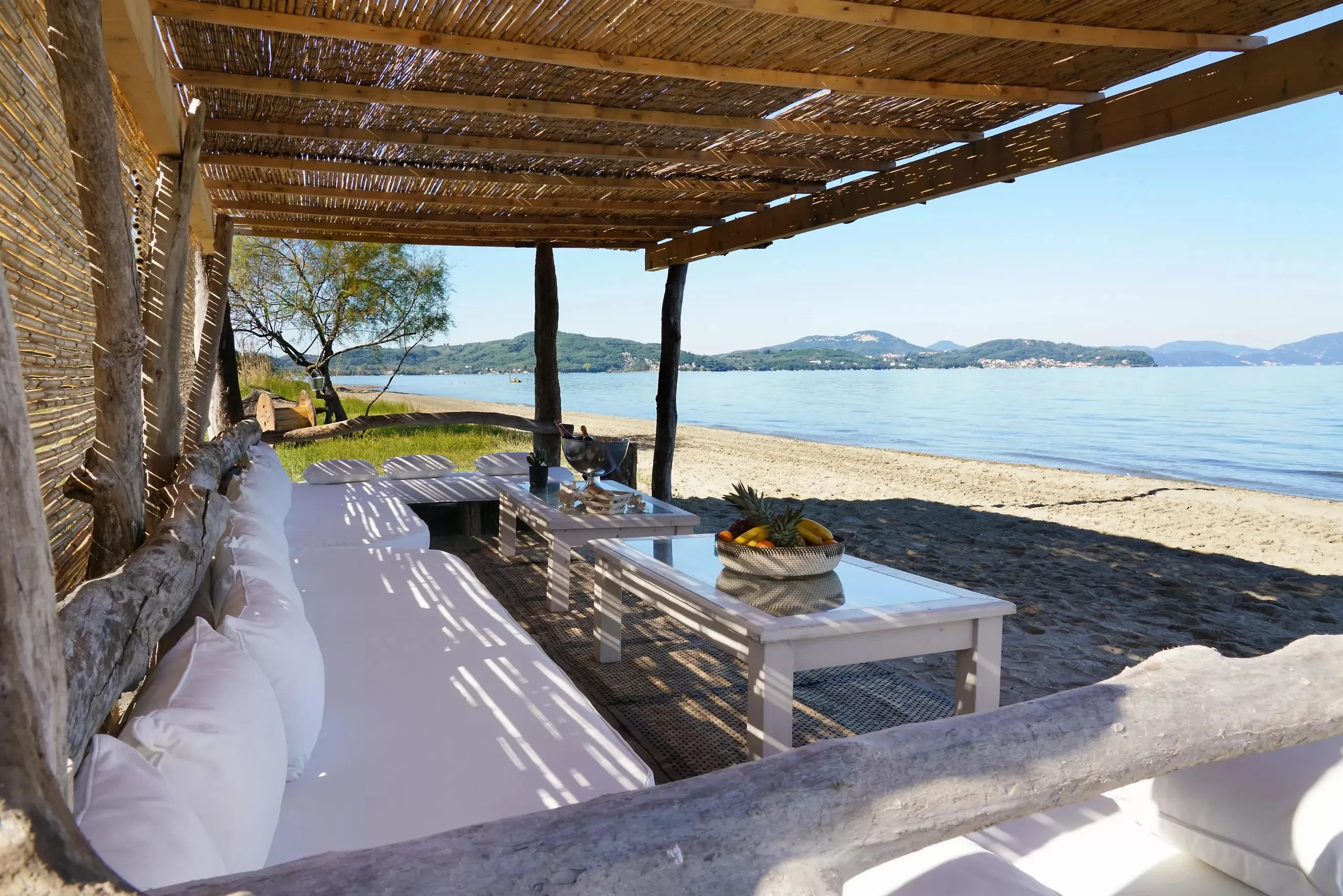 Luxurious Retreat with Majestic Mountain Views and Elegant Pool VILLAWAY® — photograph 6