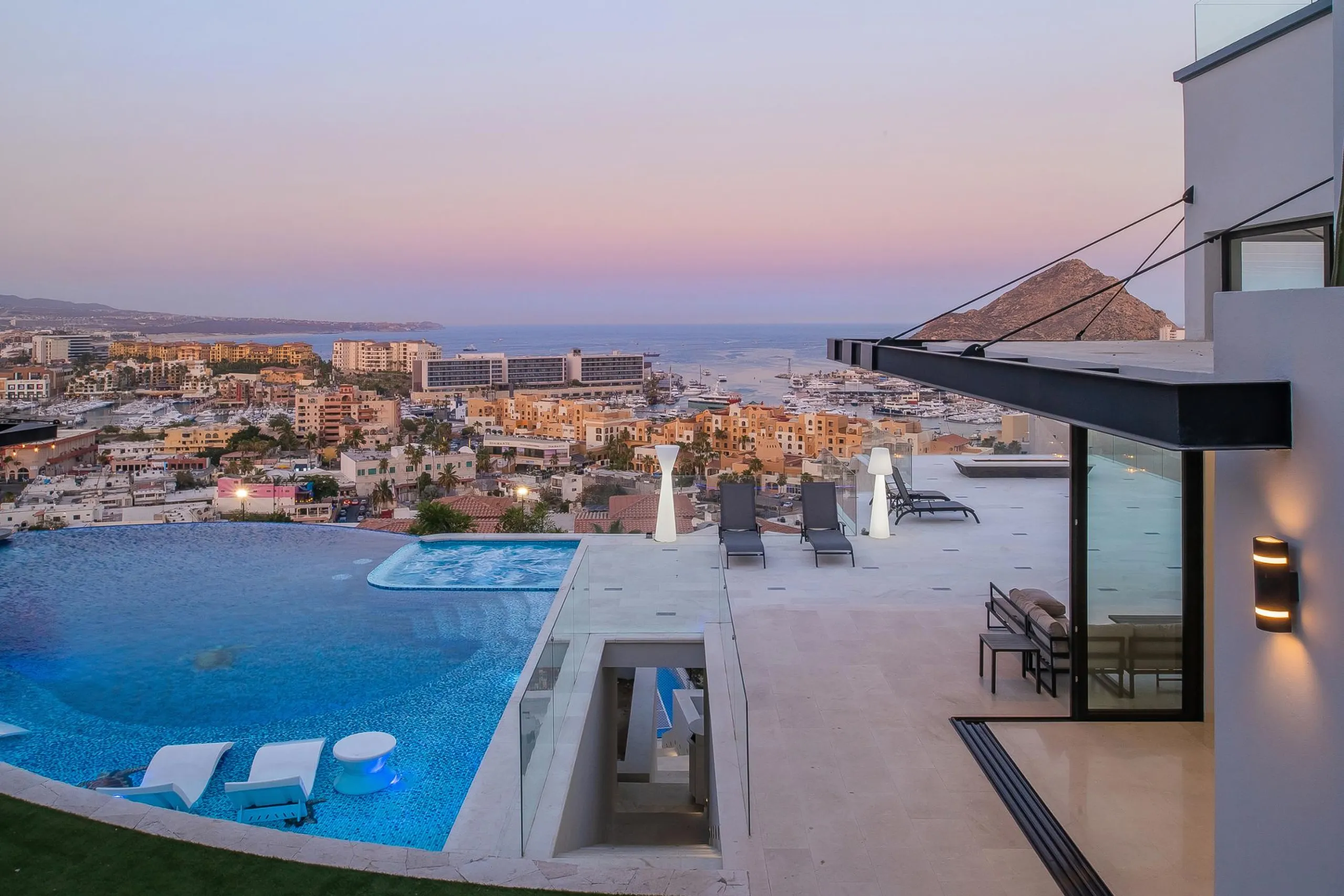 Stunning Modern Contemporary Mansion with Infinity Pool in El Pedregal — photograph 7