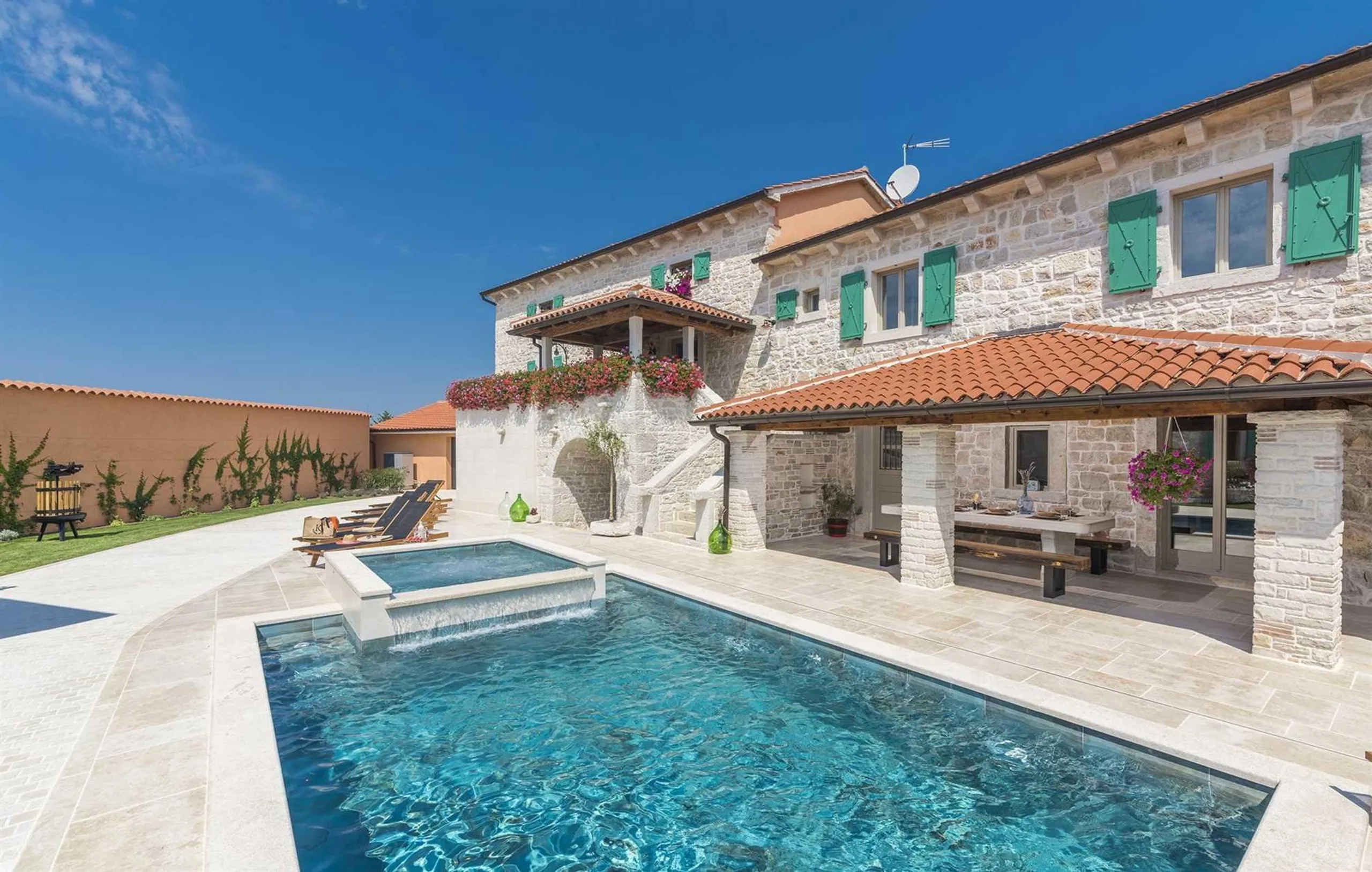 Tranquil Haven Villa with Pool and Jacuzzi near Porec, Istria — photograph 10