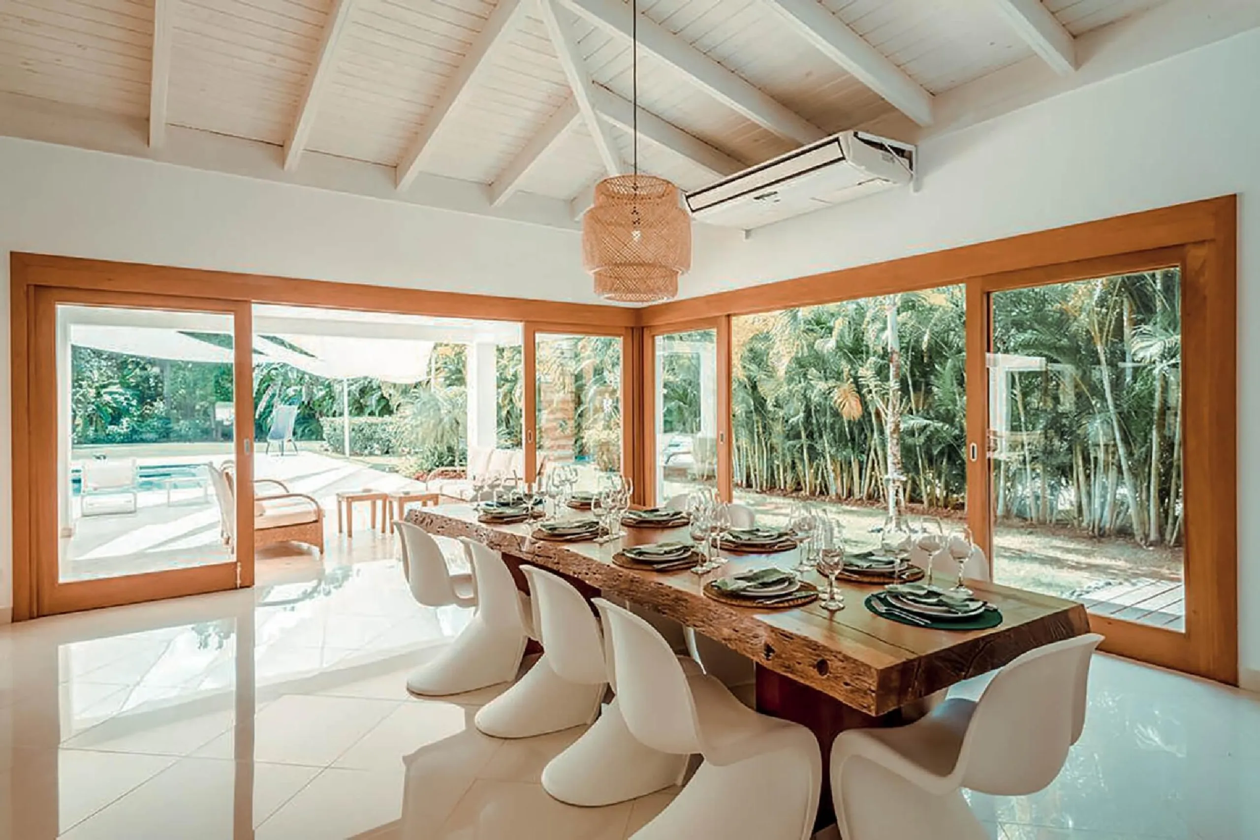 Contemporary Luxe Villa with Private Pool and Beach Access — photograph 11