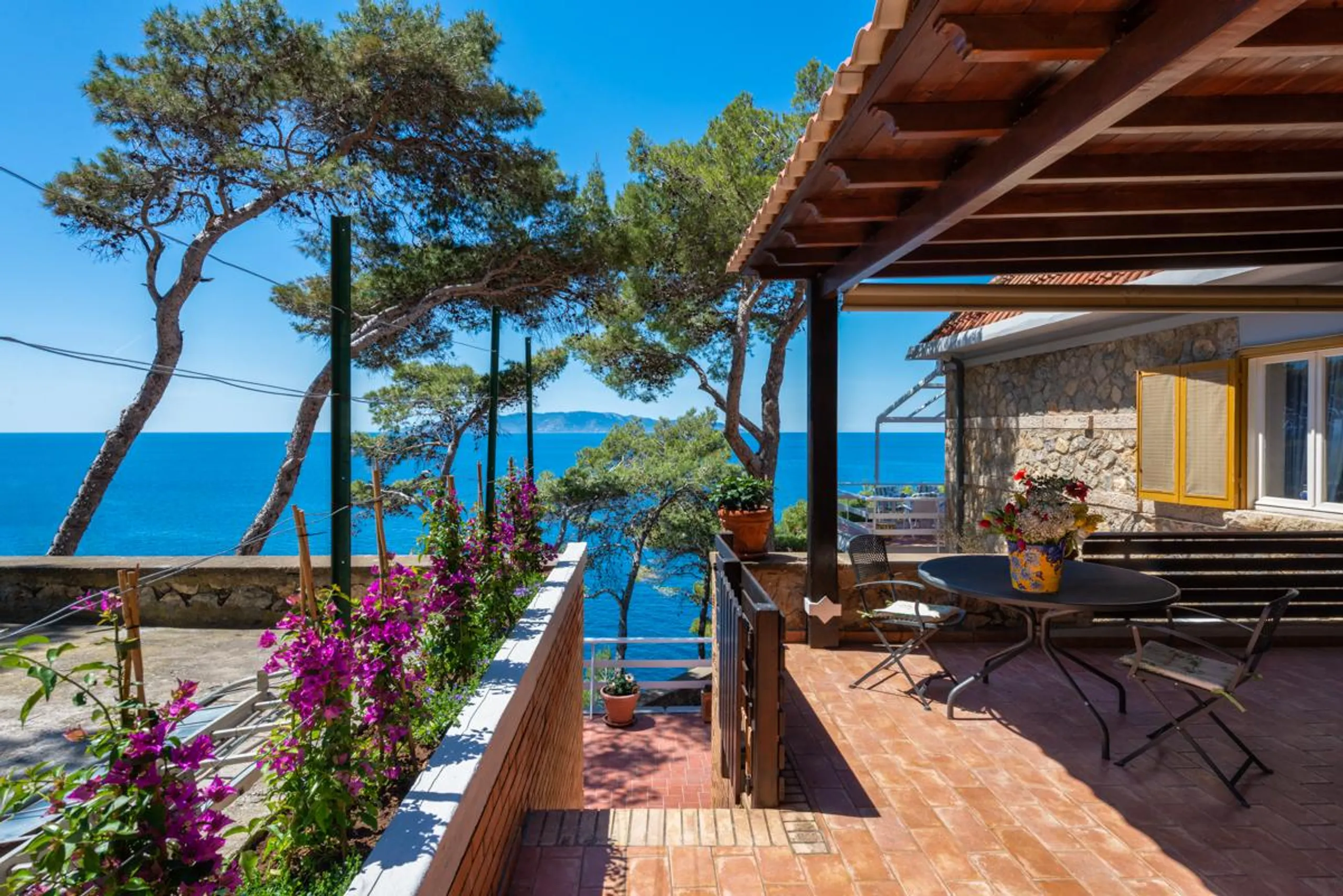 Resplendent Cliffside Villa with Magnificent Ocean Views and Patio — photograph 5