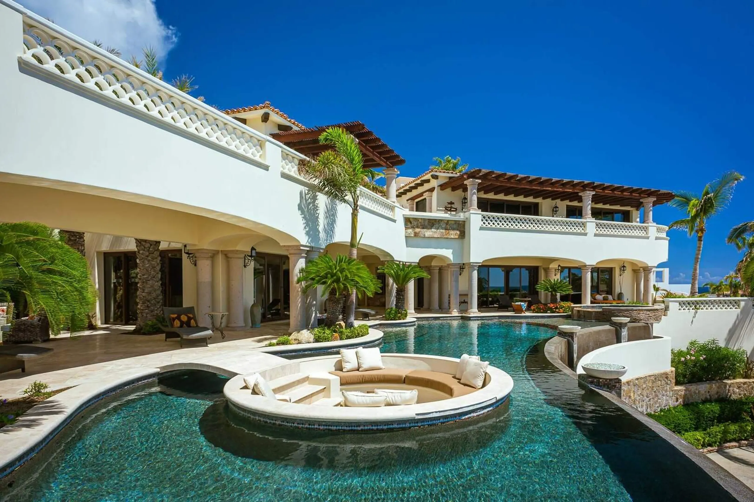 Upscale Family-Friendly Villa with Private Swimming Pool, Theater and Suana — photograph 11