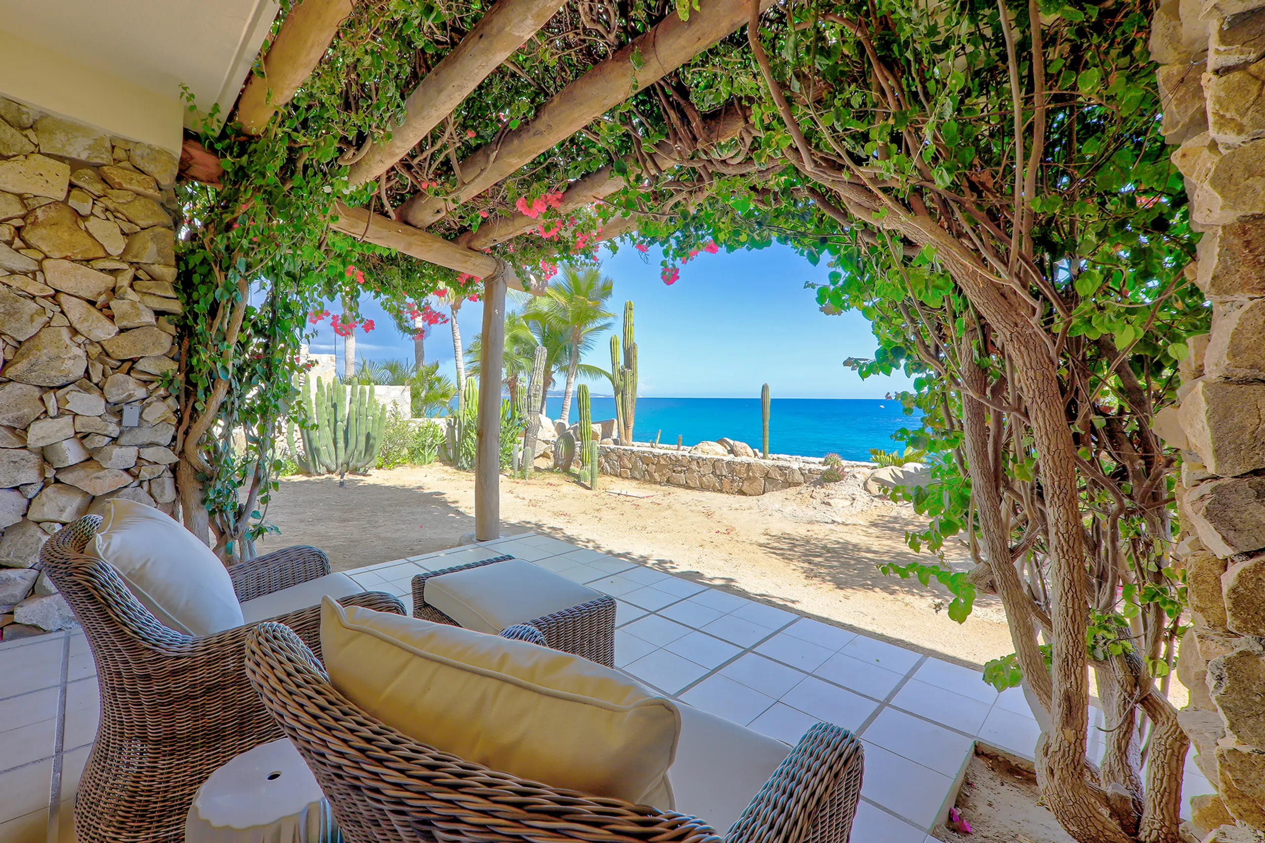 Palmilla North Luxury Oceanfront Estate with Pool and Ocean Views — photograph 5