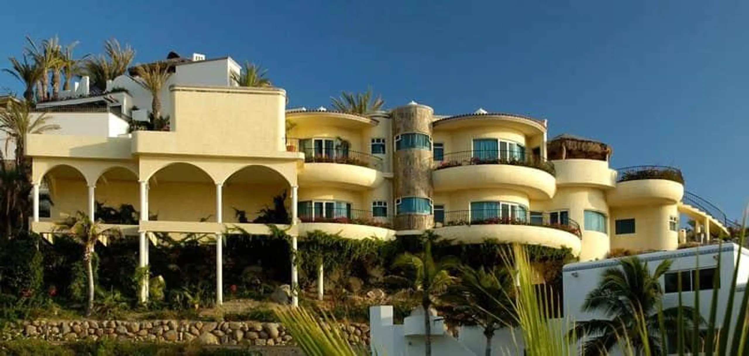 Classic Eight Bedroom Villa with Private Infinity Pool and Panoramic Pacific Views, Pedregal