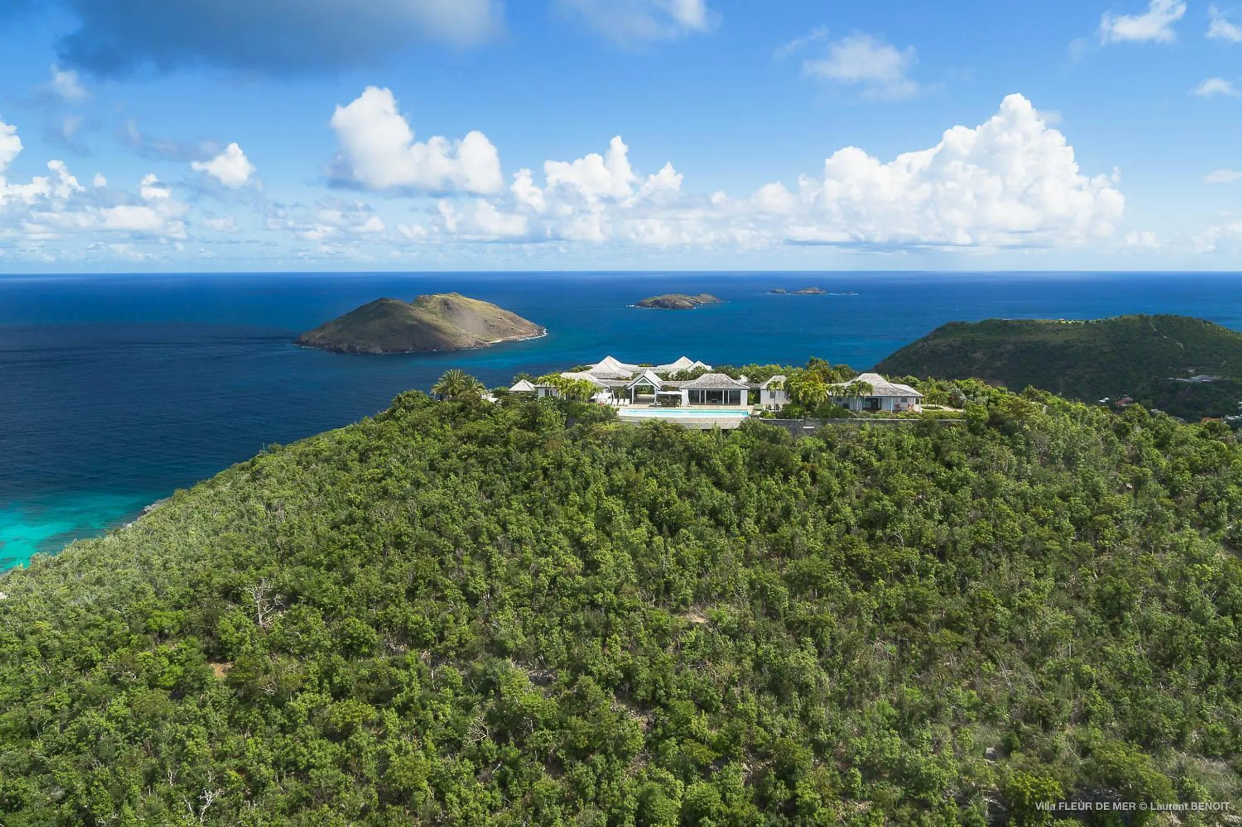 Stunning Oceanside Estate with Infinity Pool and Incredible Views — photograph 3