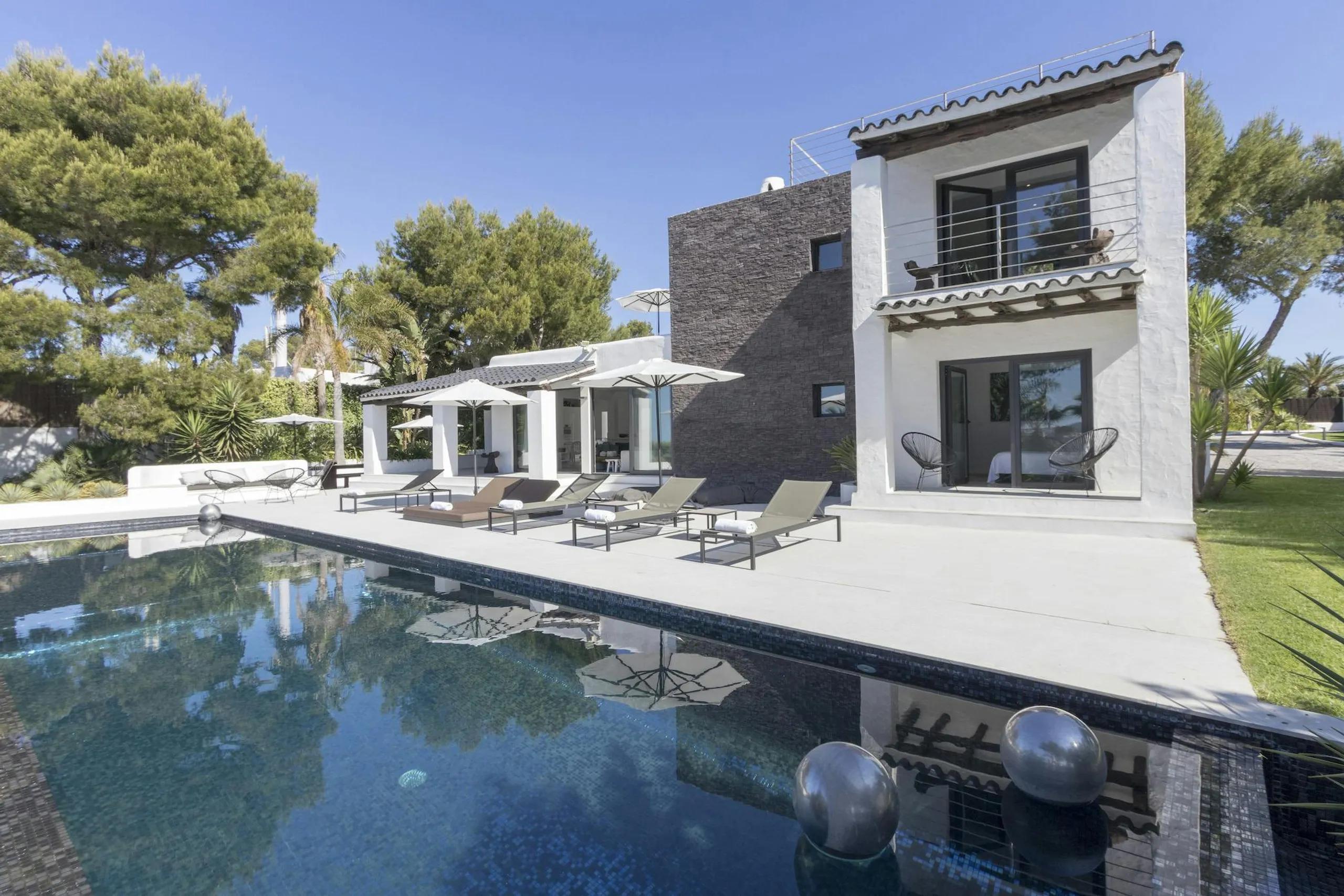Deluxe Oceanview Villa in Ibiza with Infinity Pool and Sun Deck — photograph 9
