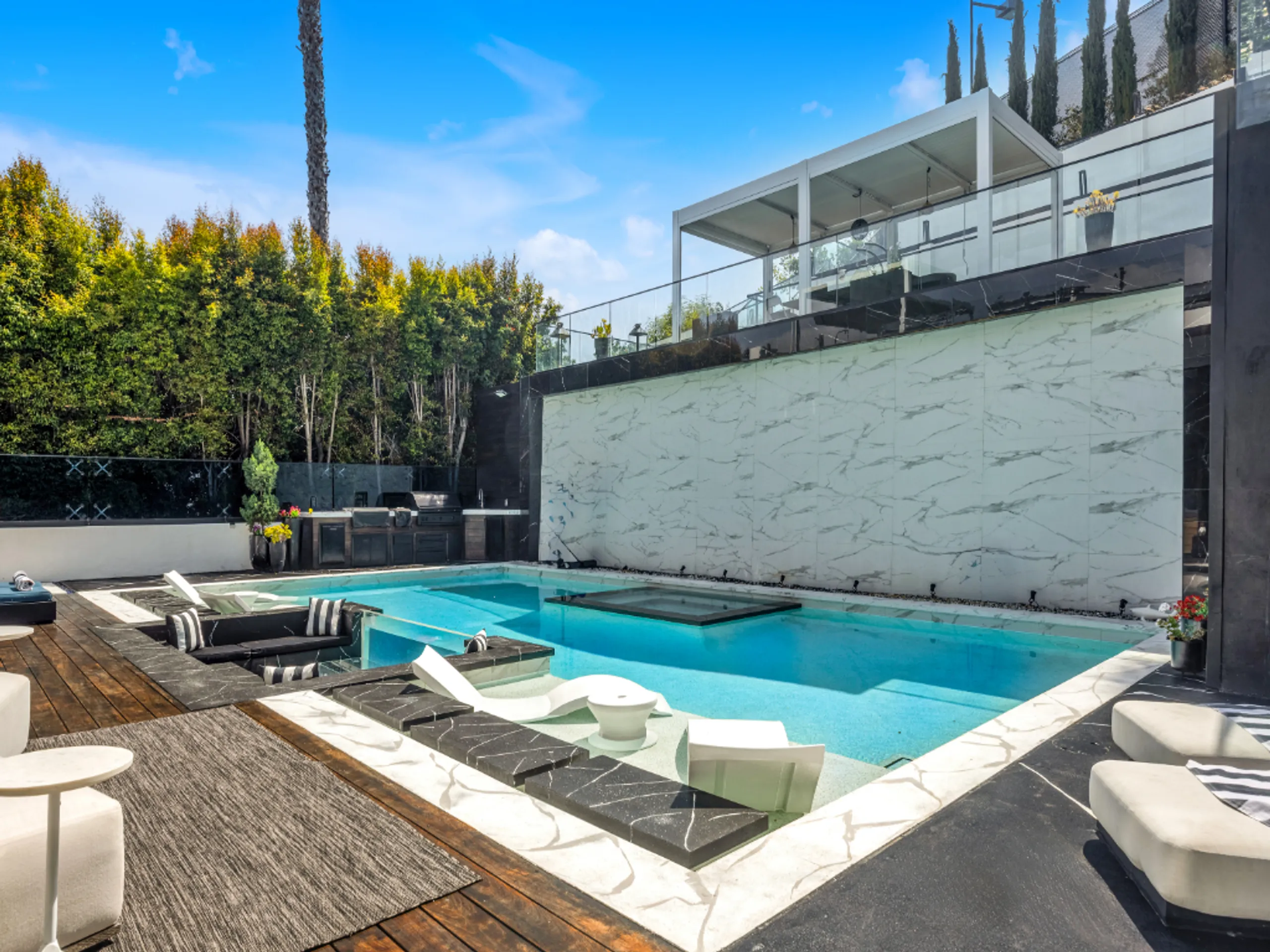Regal 4BR Hollywood Villa with Amazing Amenities — photograph 2