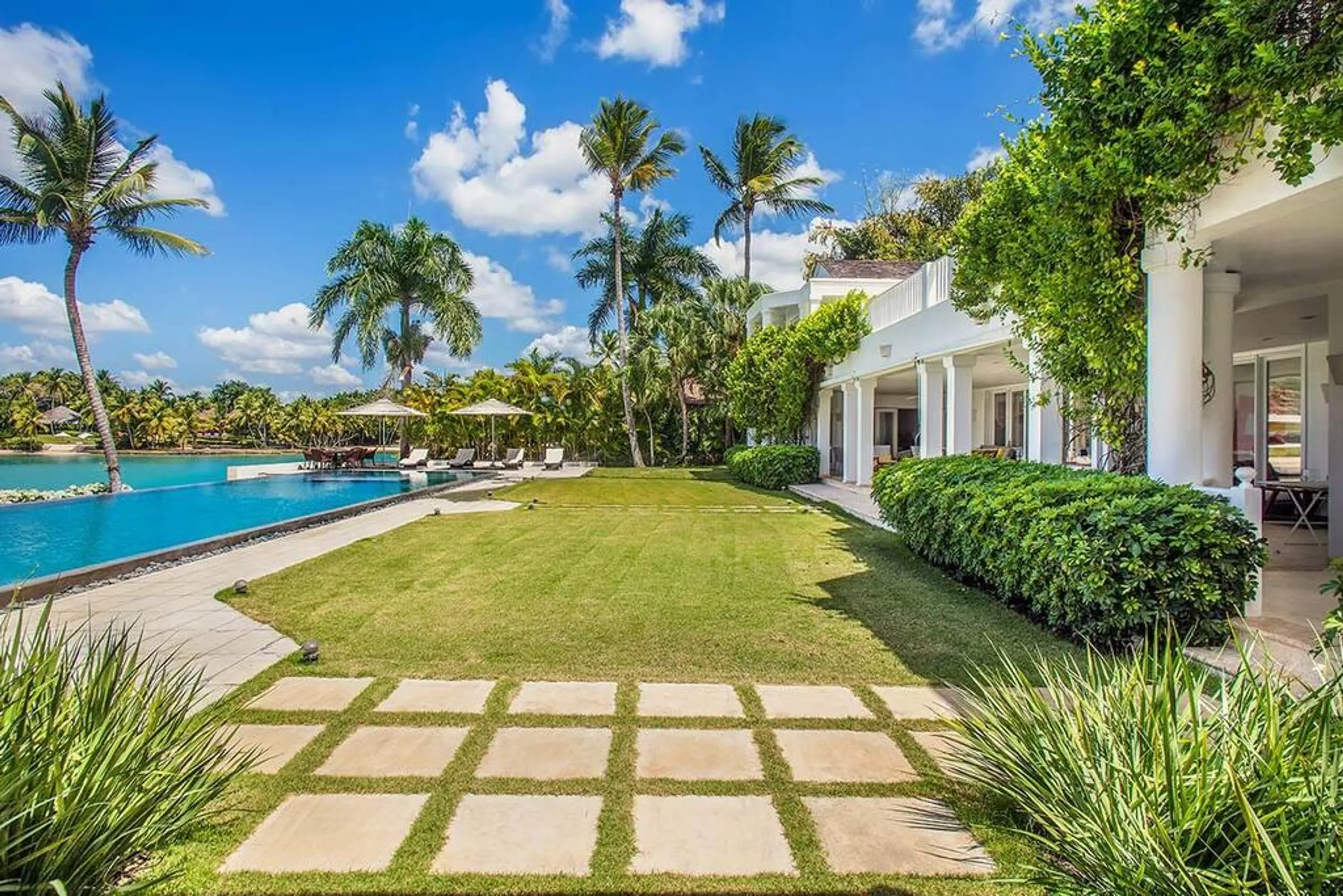 High-end Seaside Estate with Infinity Pool and Walks to Beach — photograph 3