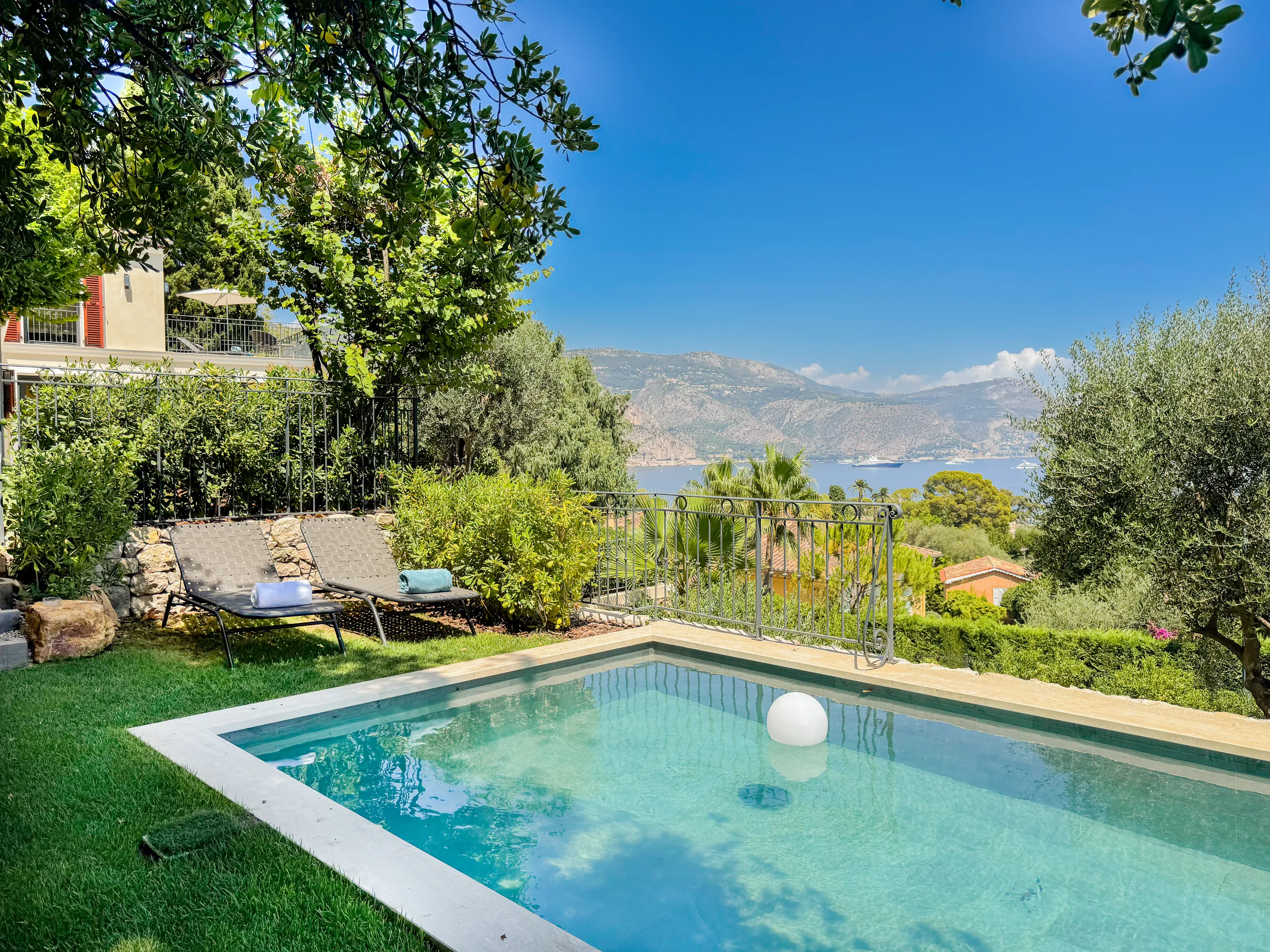 Serene Villa in Cap Ferrat with Private Pool and Breathtaking Panoramic Views of the Mediterranean Sea — photograph 12