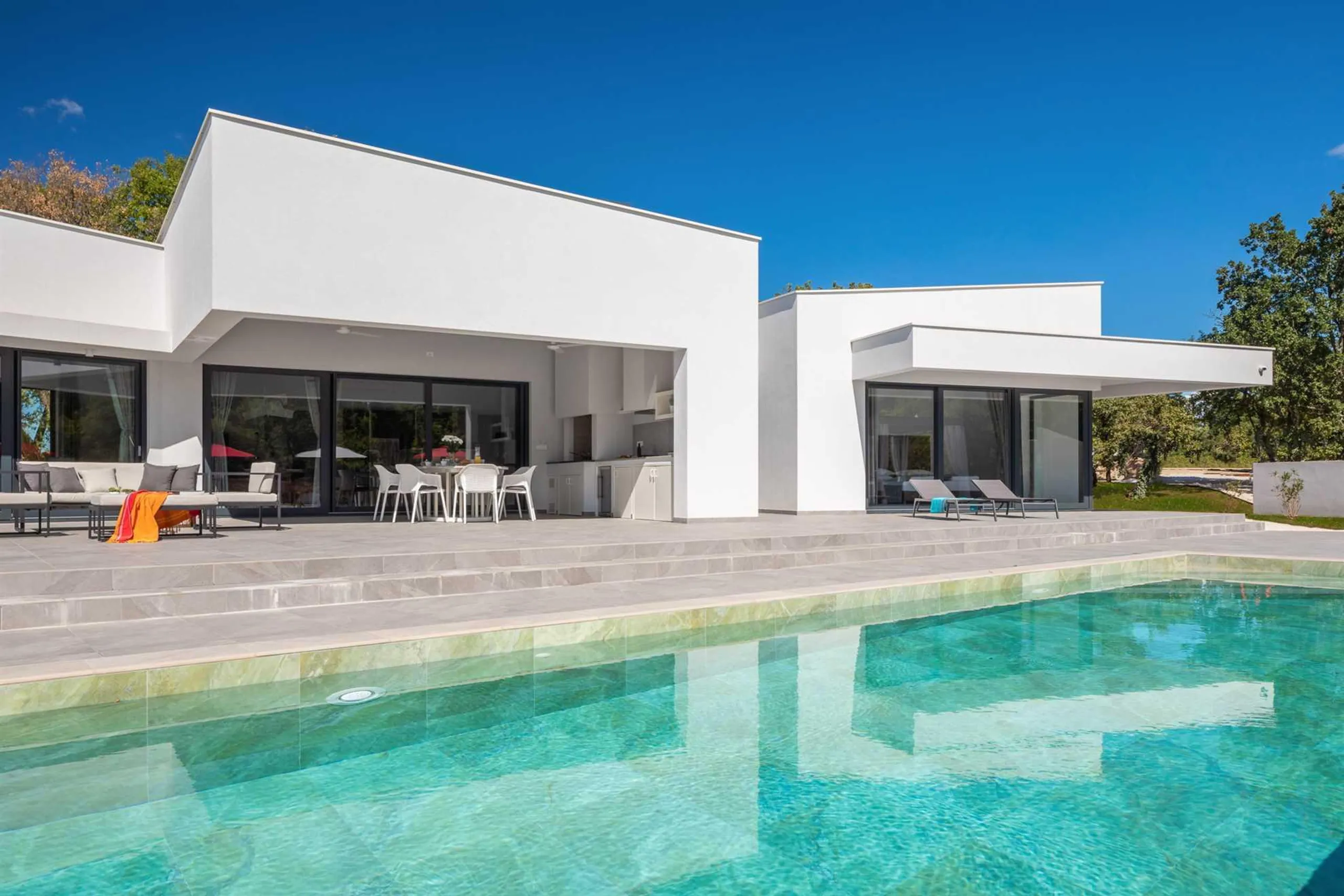 Exceptional Villa Hideaway with Pool and Lush Surroundings — photograph 8