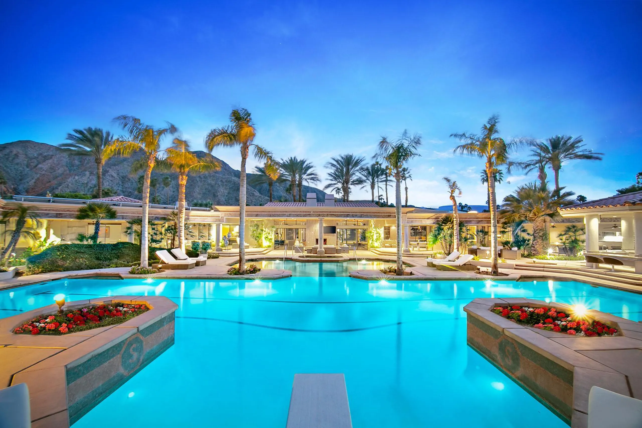 Paradise Resort Estate with Pool, Tennis Court, and Fitness Room — photograph 11
