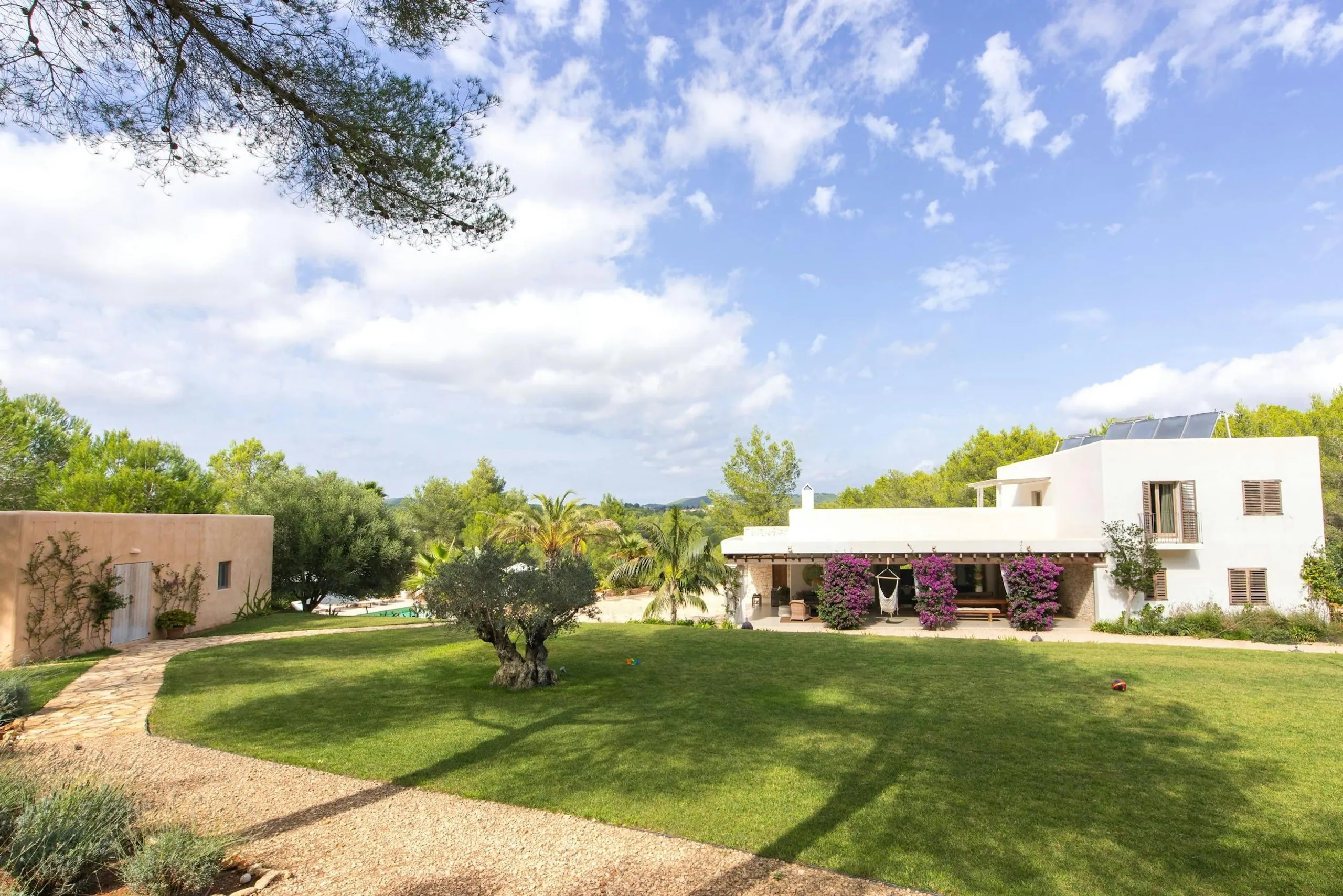 Tranquil Santa Gertudis Estate with Private Pool and Gazebo — photograph 6