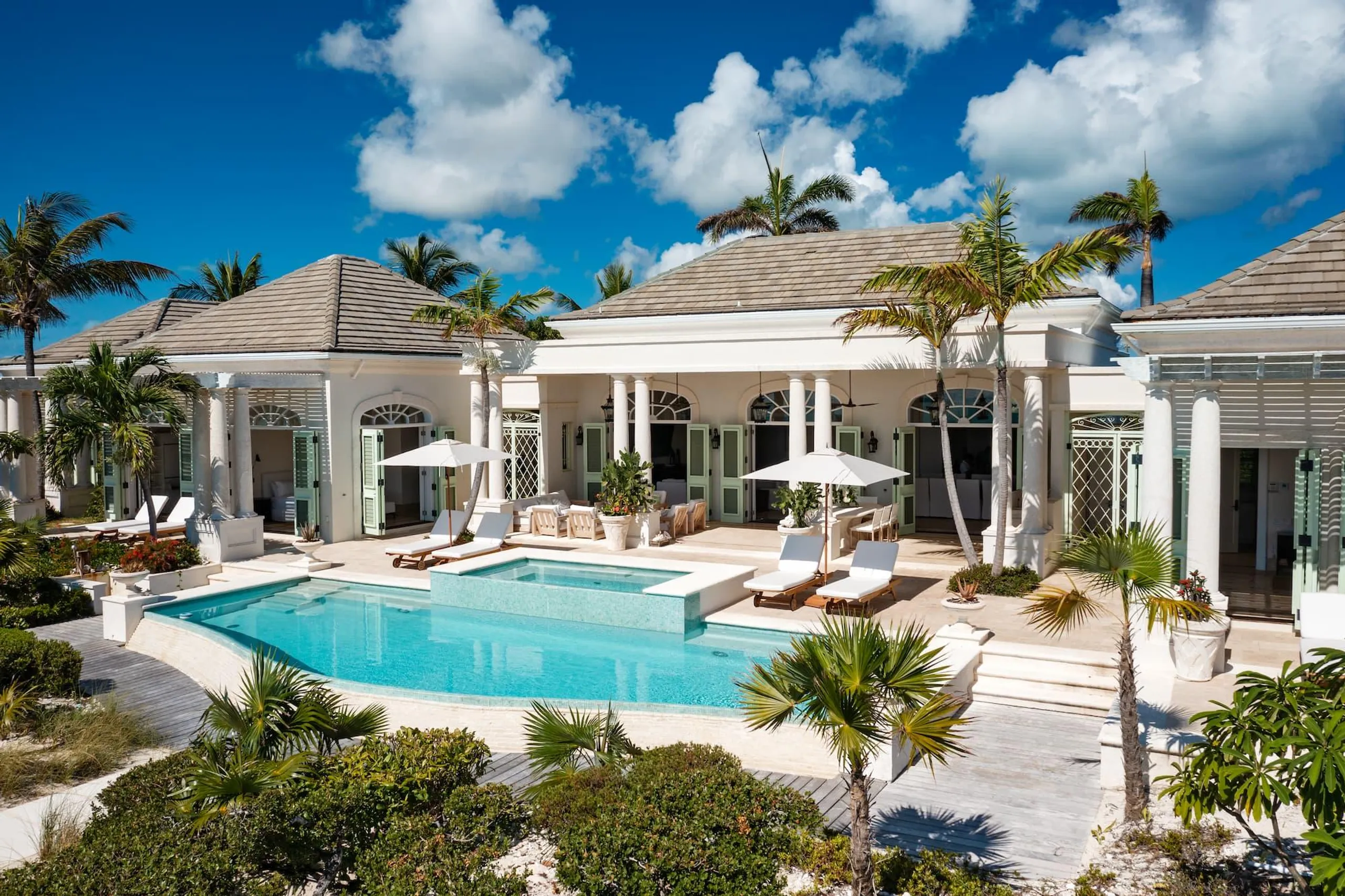 Tranquil Beachfront Bliss Villa with Private Infinity Pool Steps from Ocean — photograph 11
