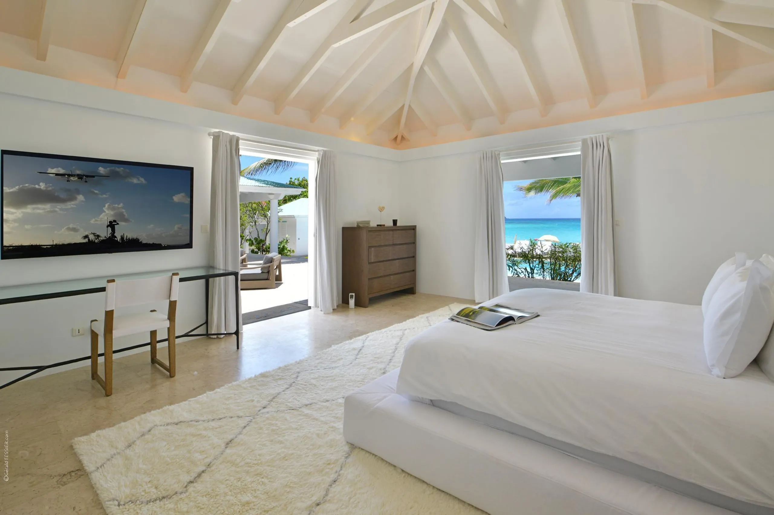 Elegant Paradise Estate with Private Pool and Walks to Beach — photograph 12