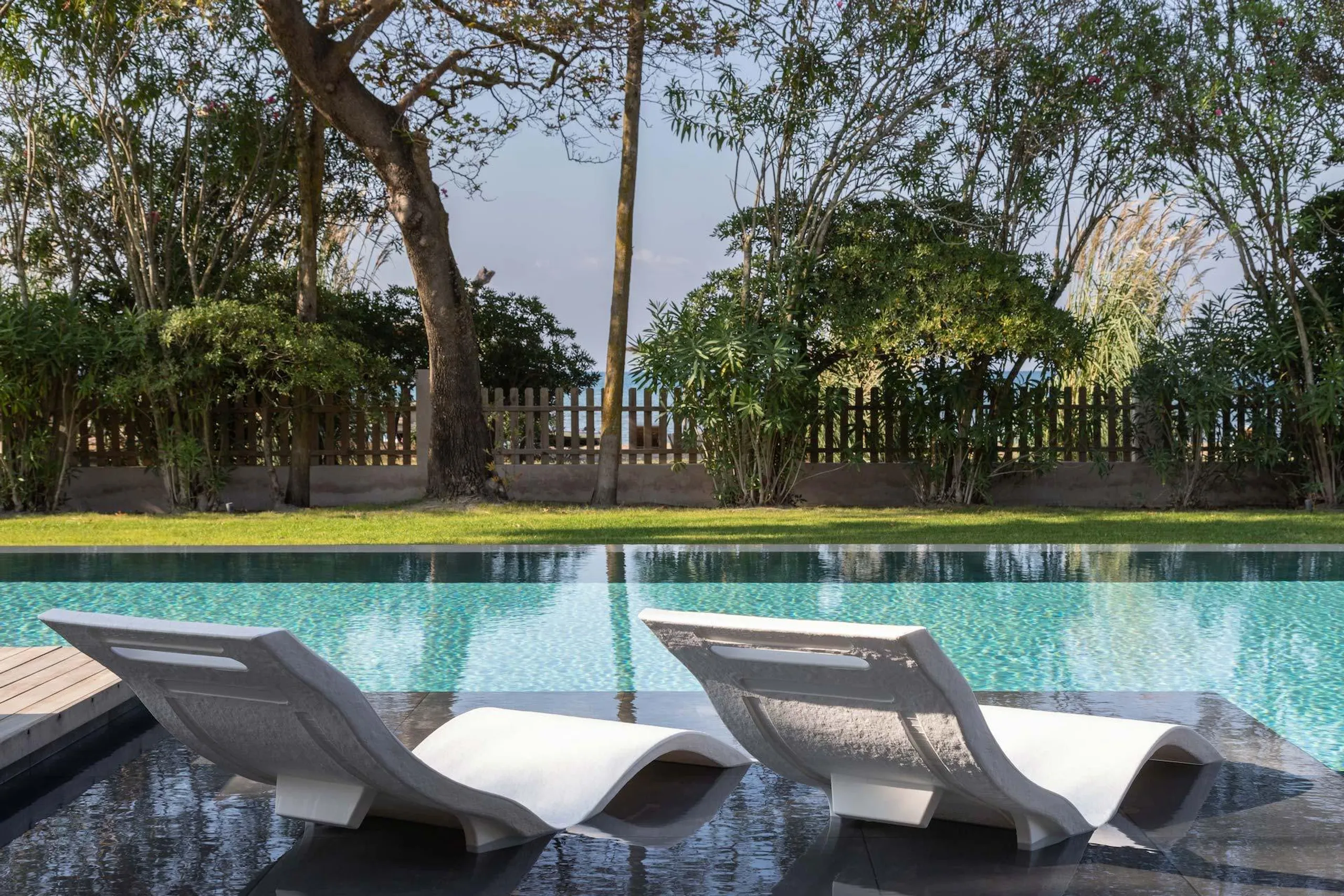 Elegant Balinese-Style Villa with Infinity Pool & Sea Views — photograph 3