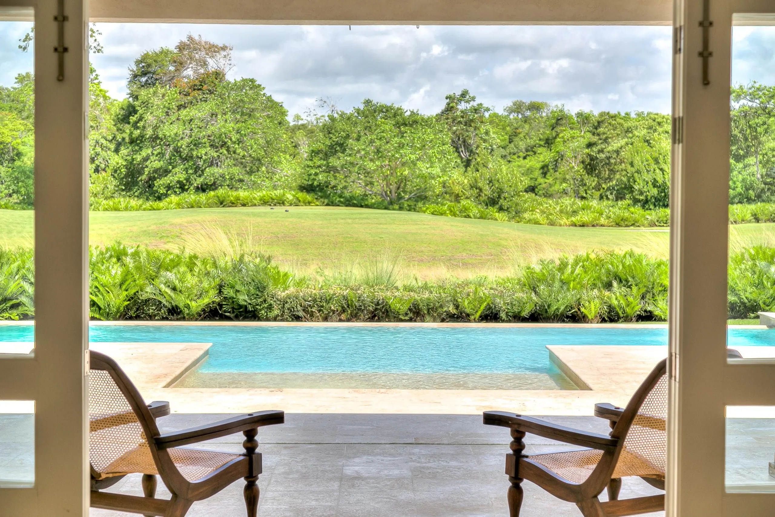 Invigorating 5-Bedroom Villa with Golf Course Views and Private Garden in Punta Cana Resort — photograph 12