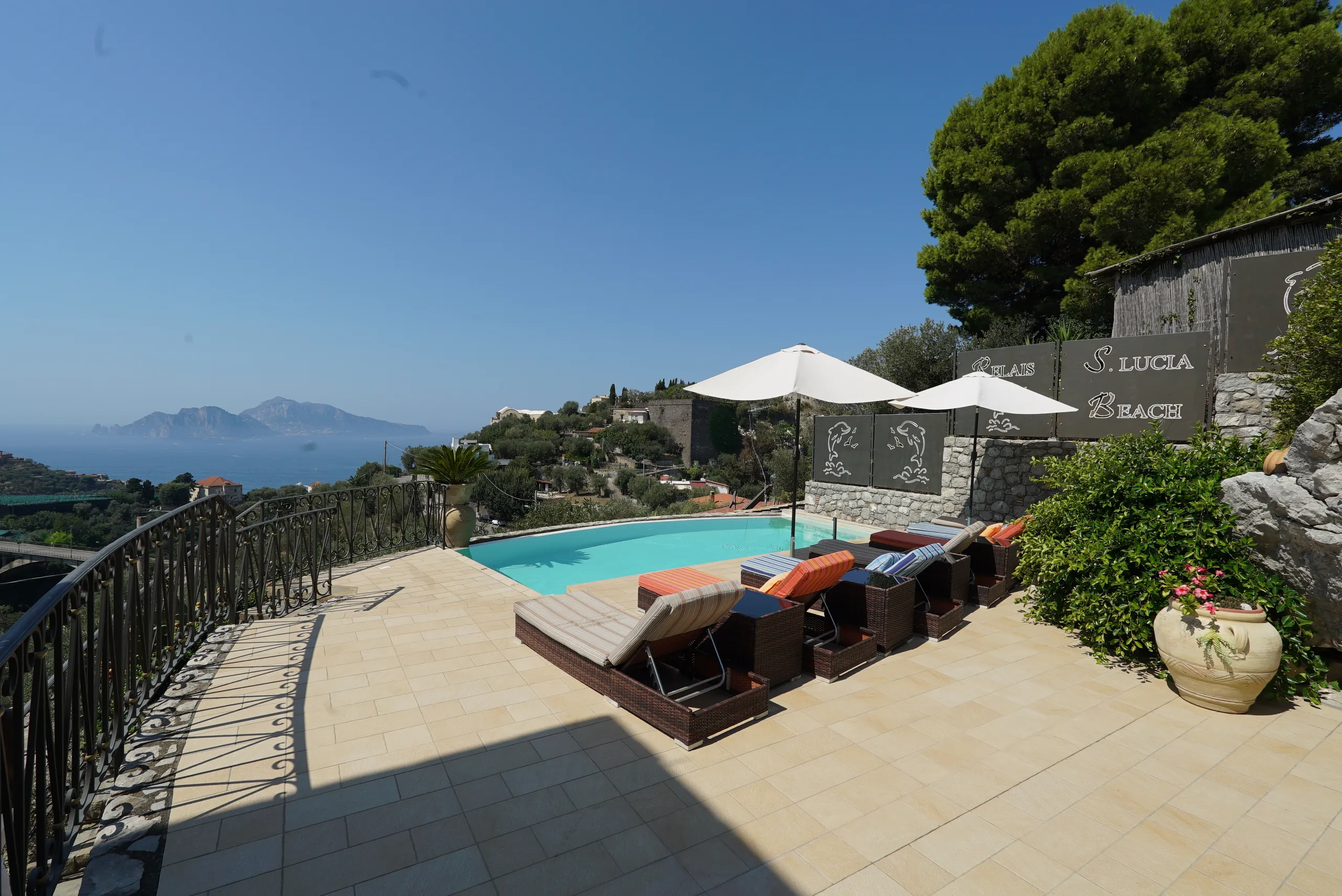 Princely 19th-Century Estate with Breathtaking Capri Views and Event-Ready Gardens — photograph 12