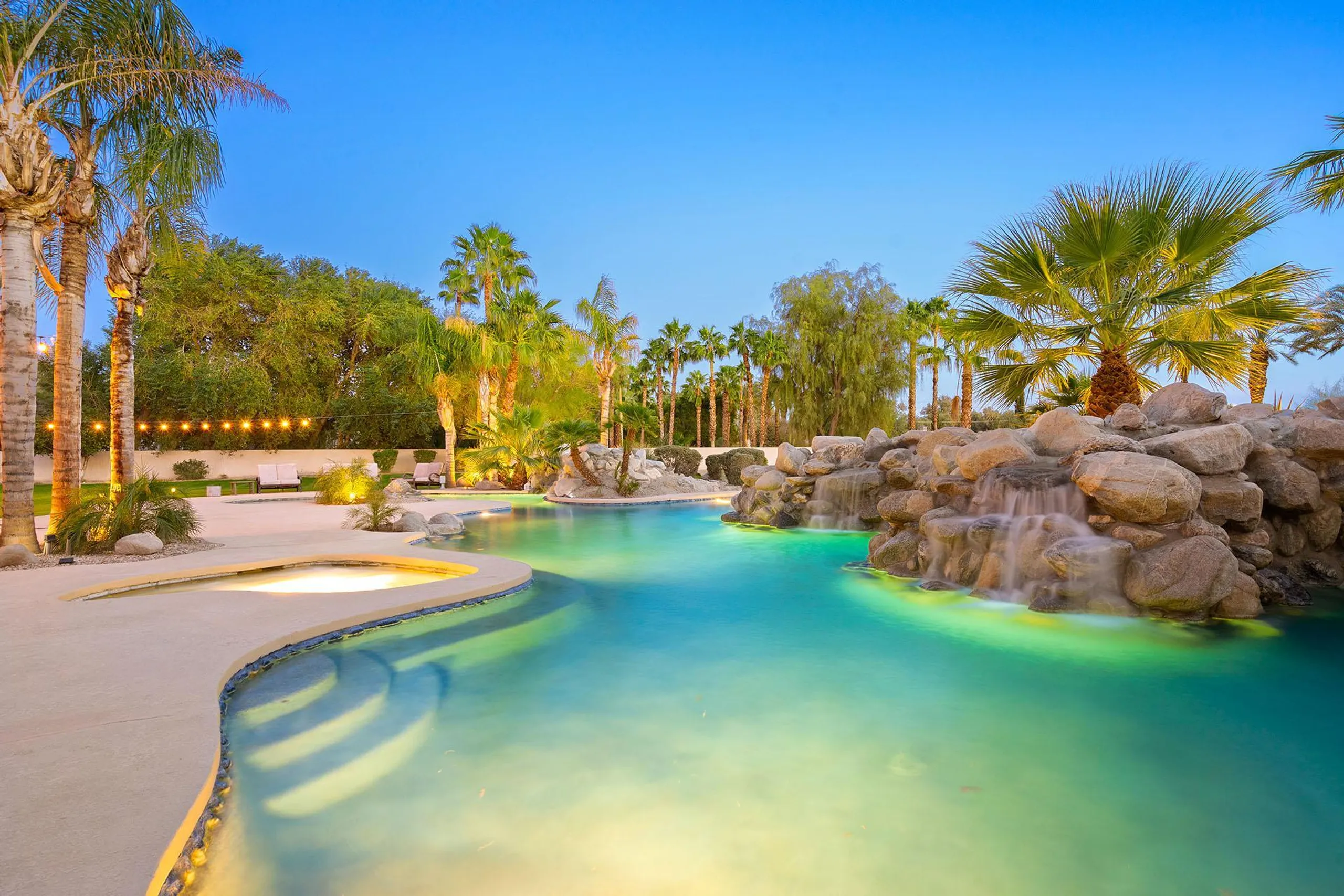 Luxury Laguna Villa with Resort Style Pool — photograph 9