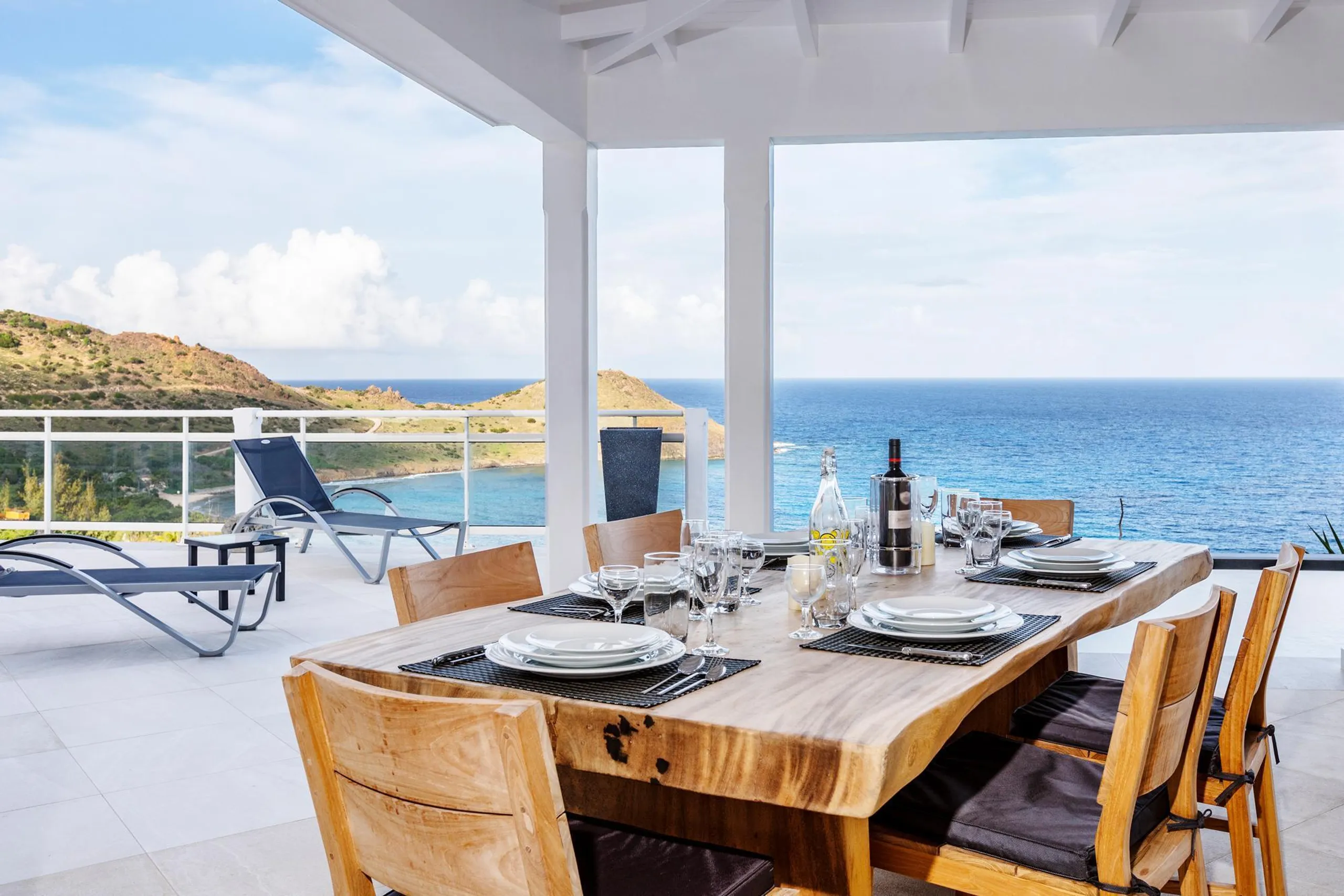 Majestic Oceanfront Villa with Private Pool and Fitness Room — photograph 6