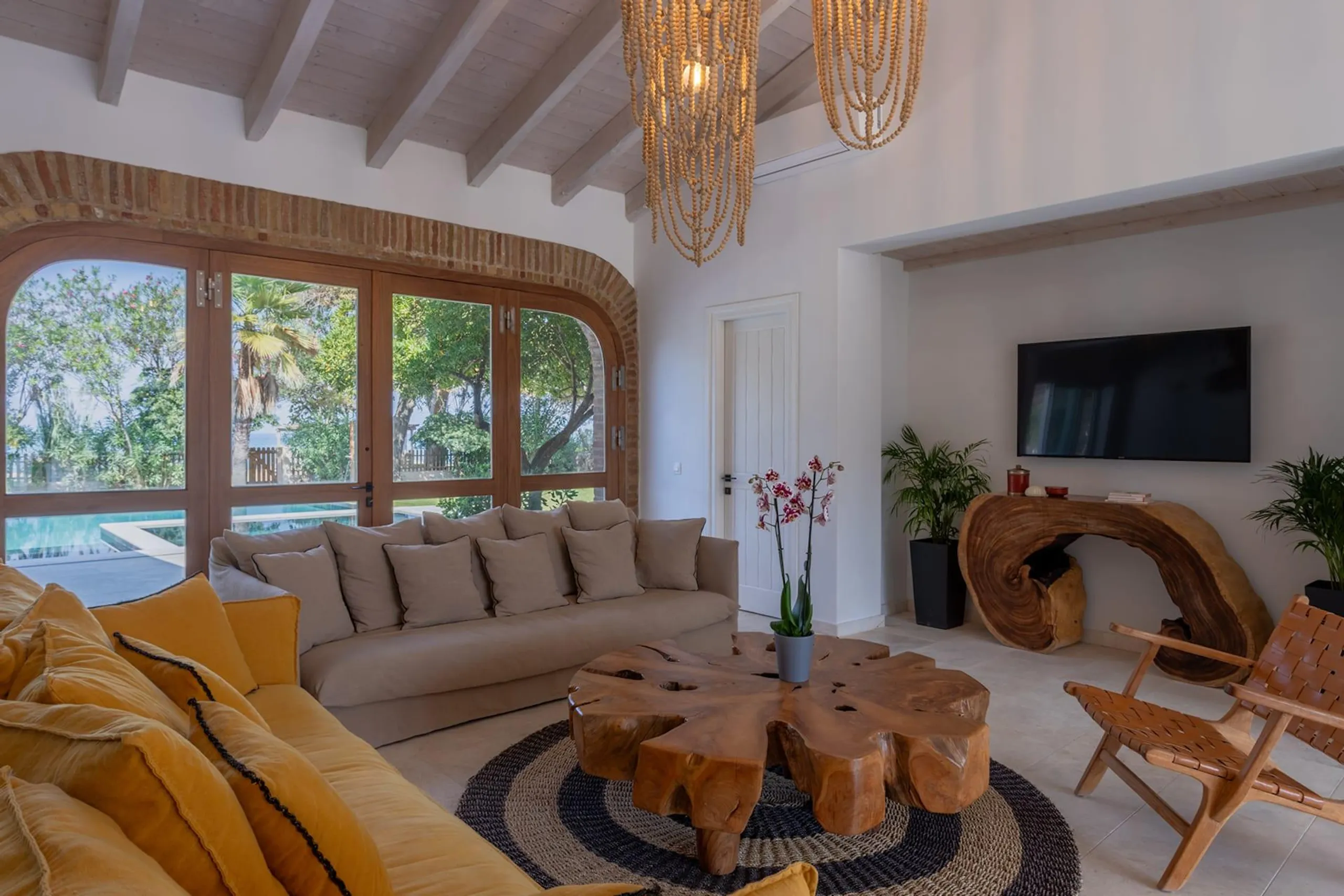 Elegant Balinese-Style Villa with Infinity Pool & Sea Views — photograph 8