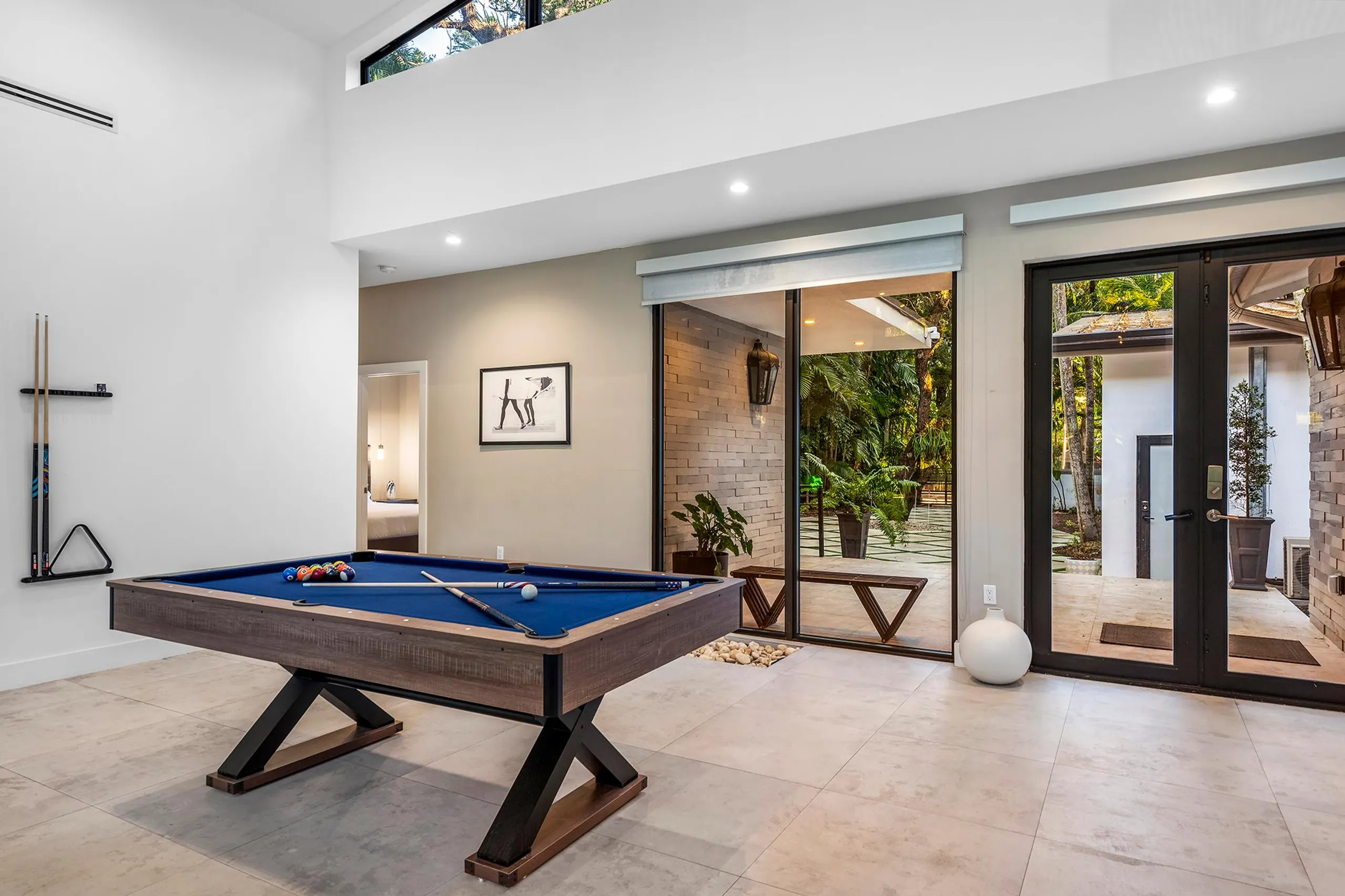 Coral Haven Modern Luxe Estate with Private Pool — photograph 11