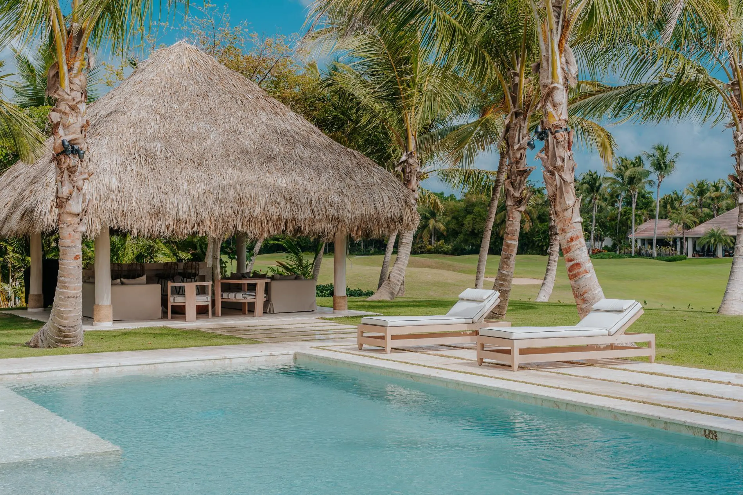 Newly Built Villa with Caribbean Flair, Private Pool, Garden and Golf Course Views — photograph 3