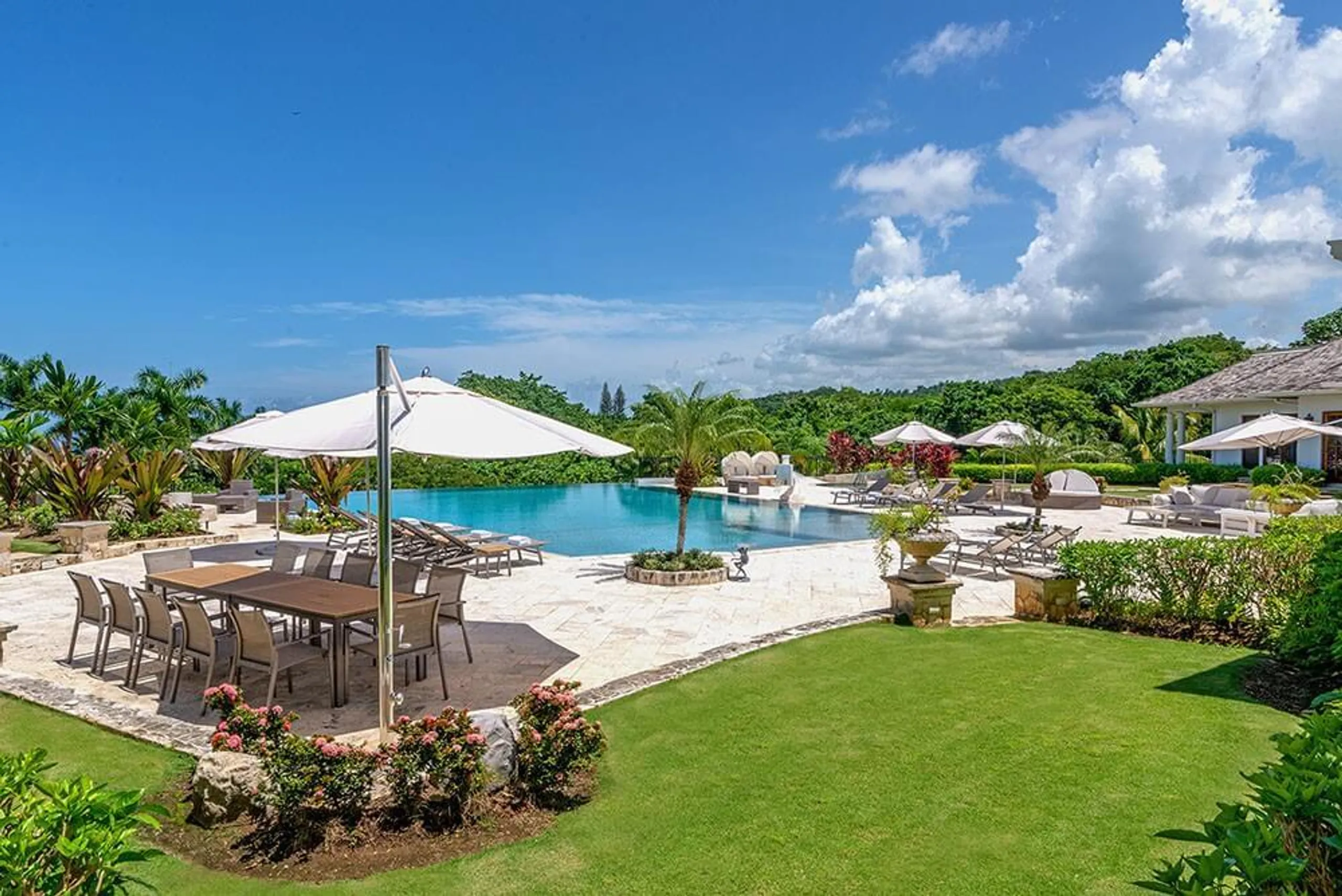 Stunning Sandy Bay Estate with Infinity Pool and Stunning Ocean Views — photograph 6