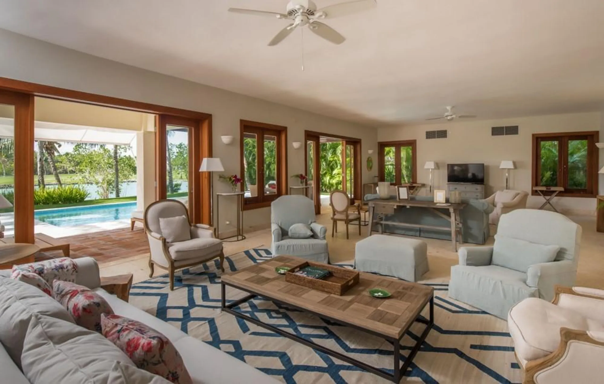 Luxurious Lake Front Villa with Open Design and Private Pool — photograph 5
