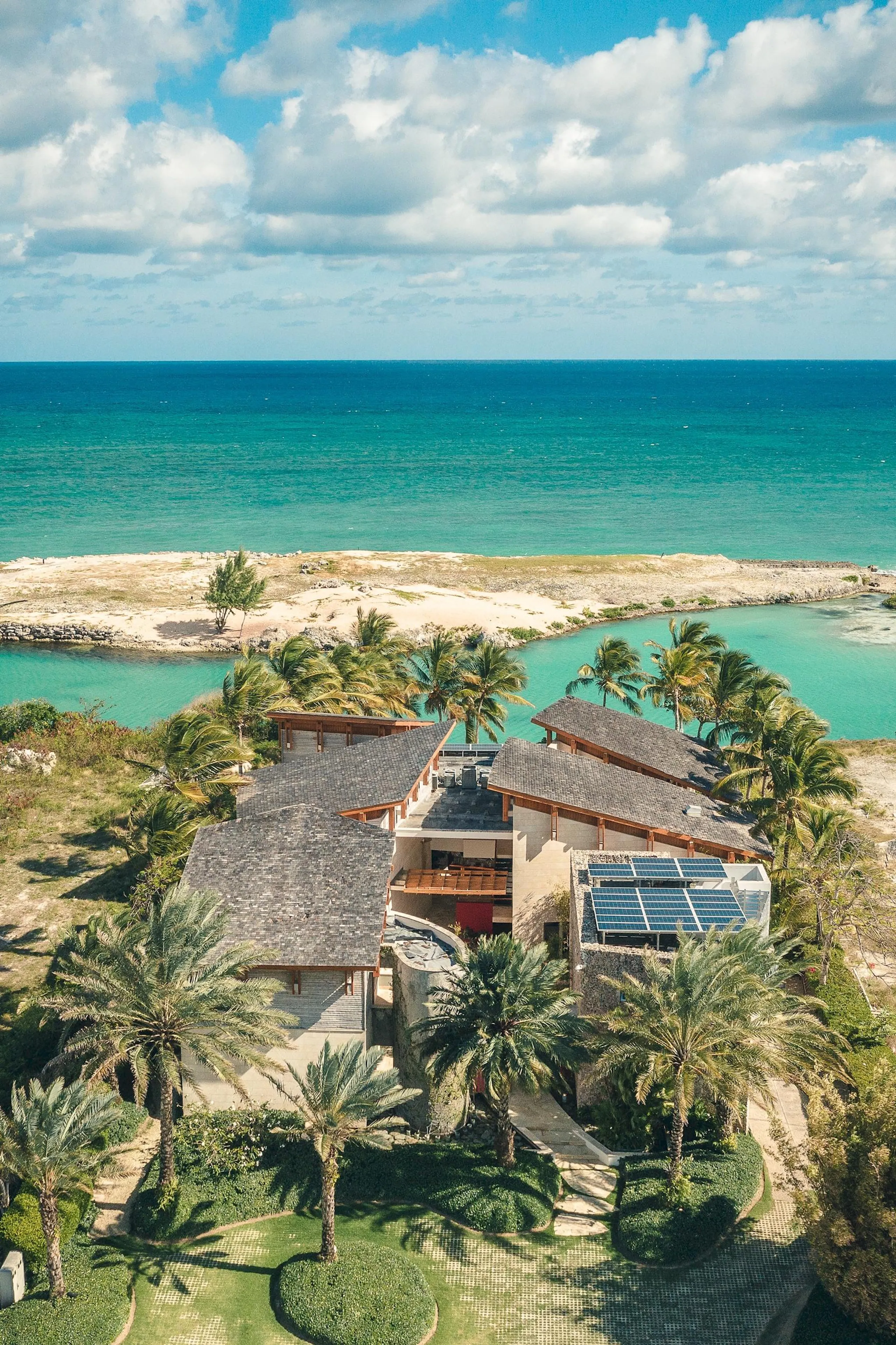 Majestic Six-Bedroom Villa with Pool, Jacuzzi, and Private Beach Access — photograph 3
