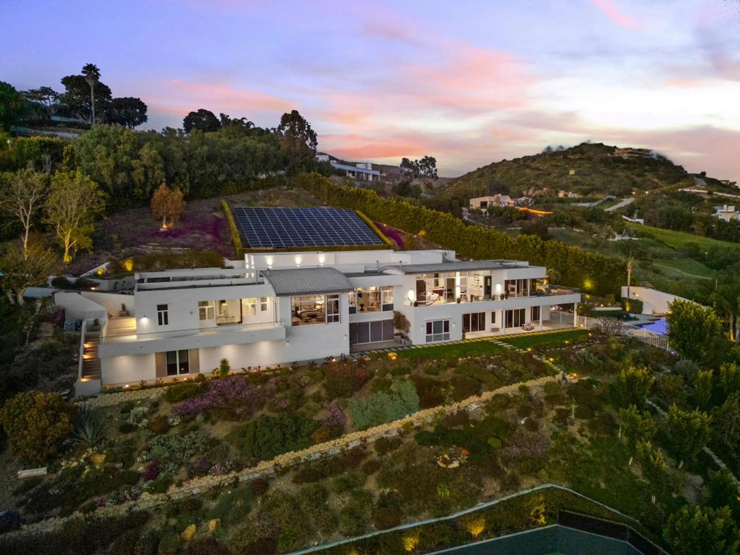 Architectural Malibu Estate with Infinity Pool and Tennis Court — photograph 5
