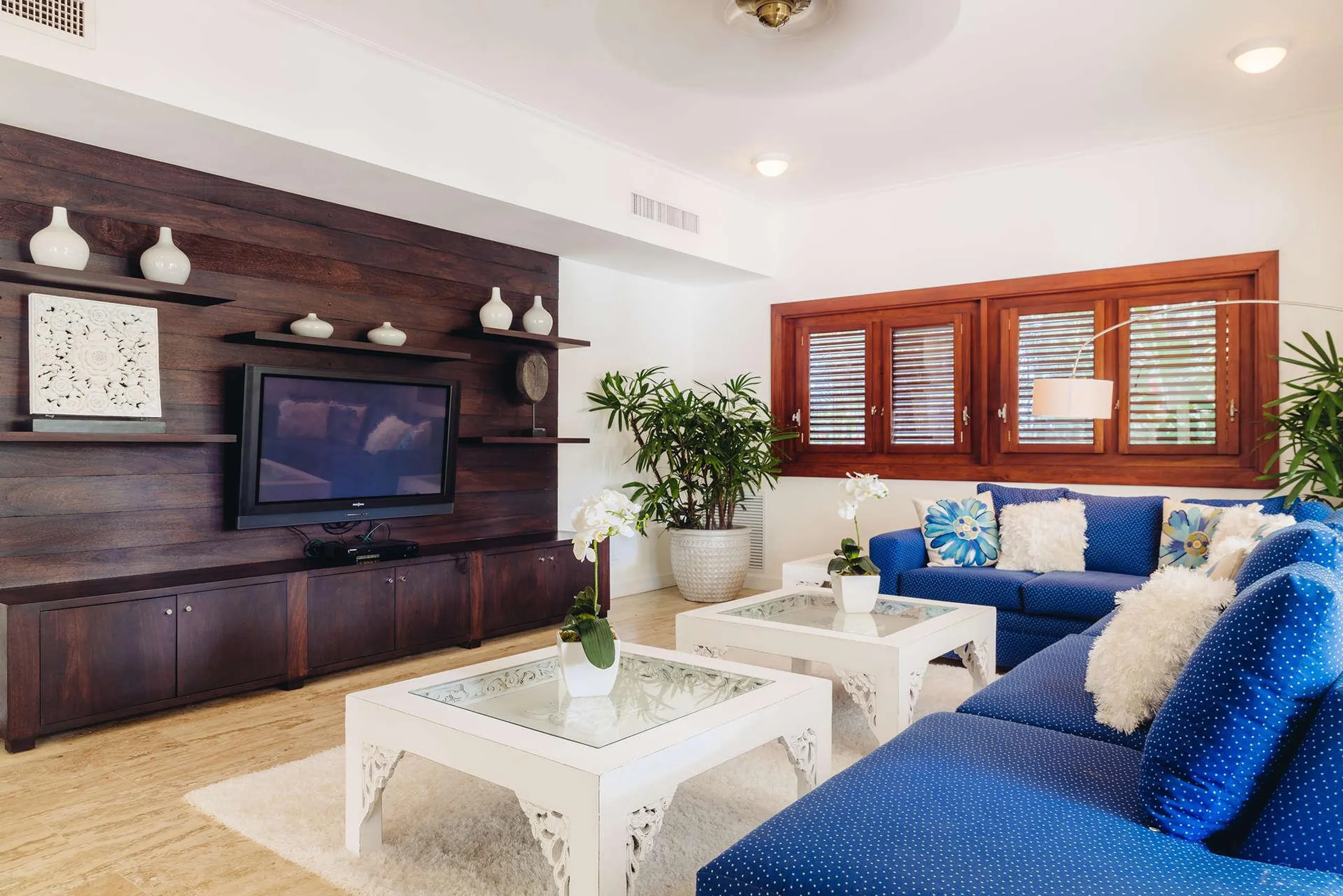 Elegant Two-Story Villa with Private Pool and Golf Course Views — photograph 10