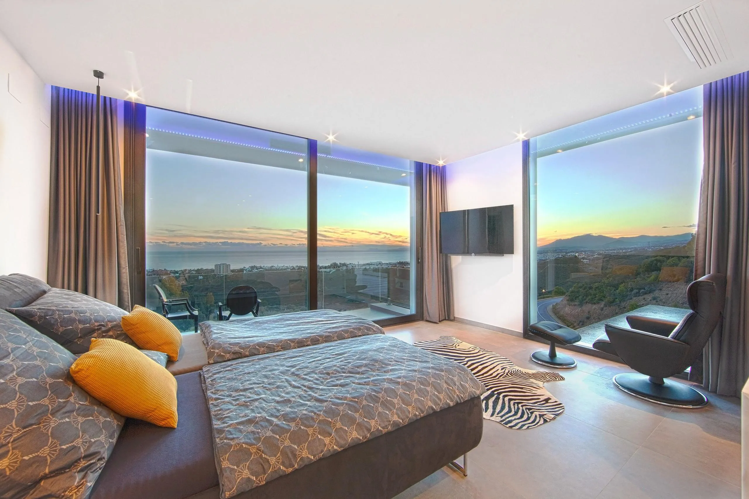 Breathtaking Panoramic View Pool Compound with Infinity Pool — photograph 10