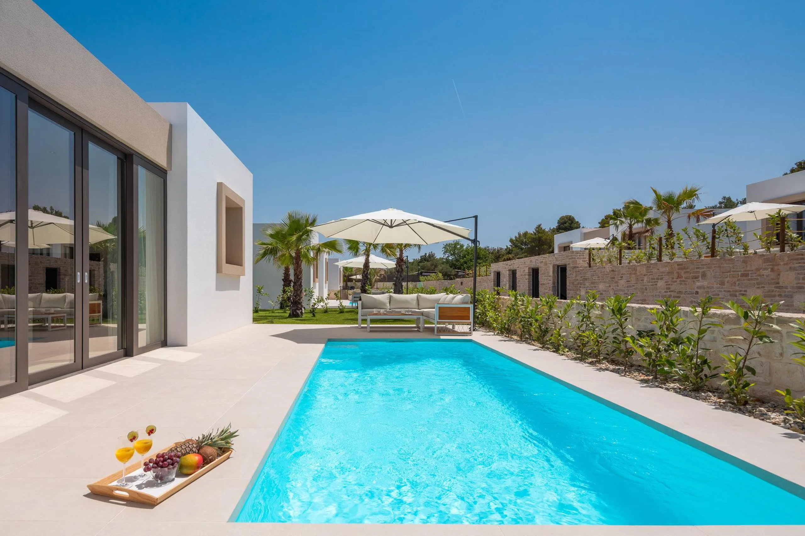 Gleaming Modern Villa with Pool and Sea Views — photograph 6