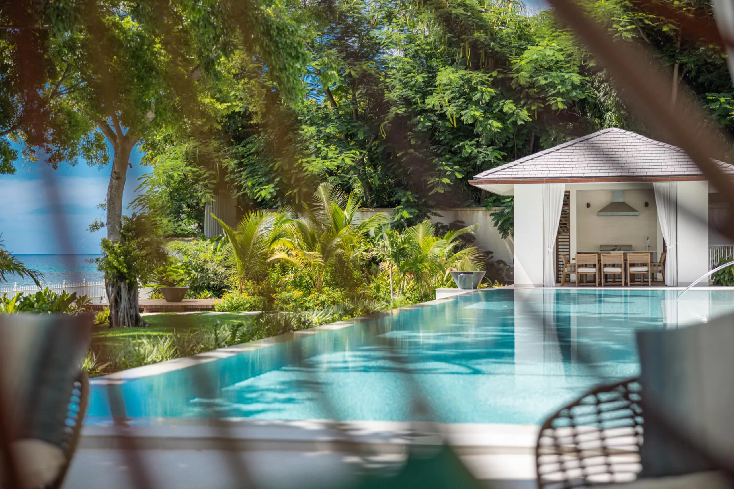 Top-of-the-line Beachfront Villa with Pool, Garden and Caribbean Sea Views — photograph 6