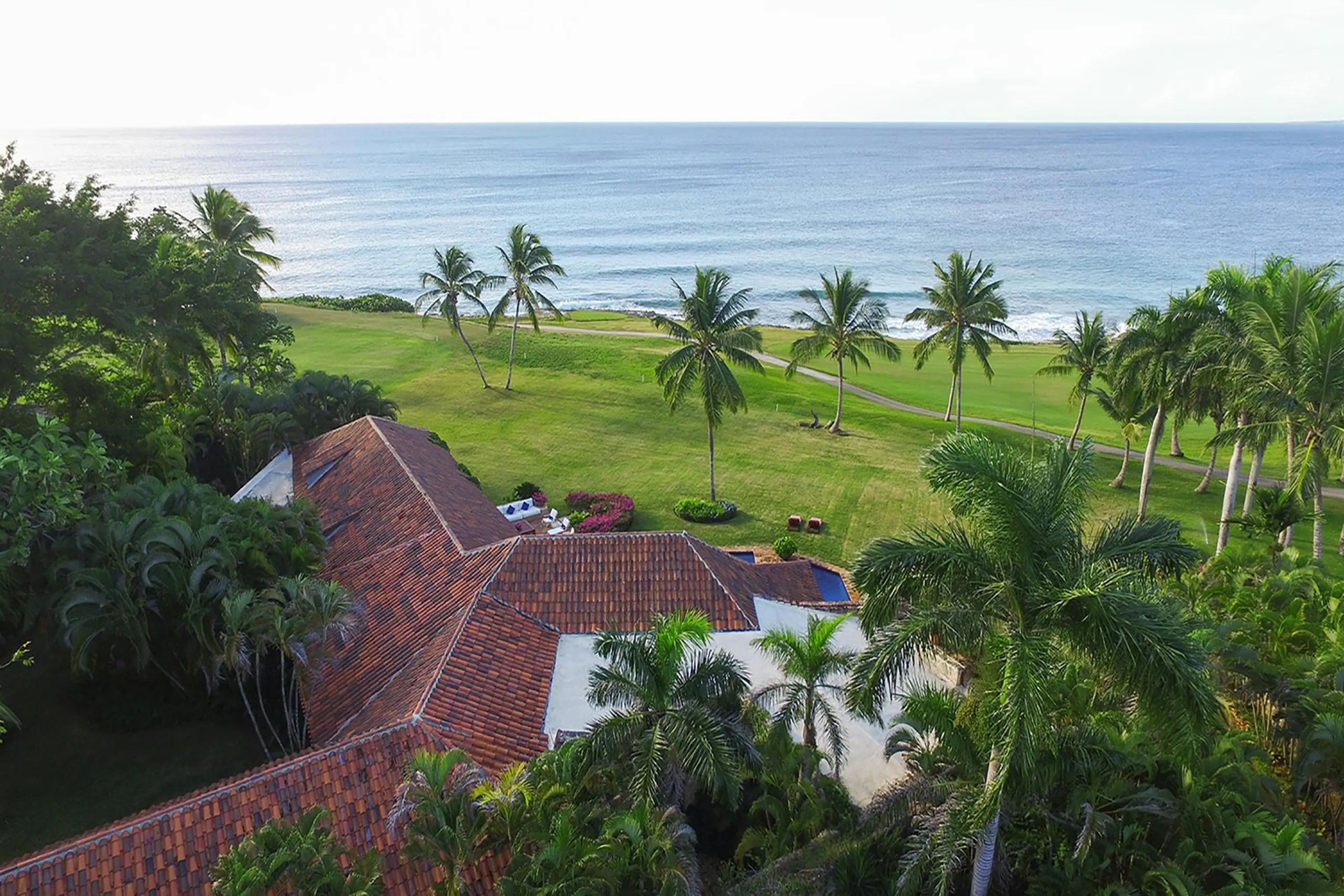 Gorgeous Beach Front Estate with Private Pool and Ocean Views — photograph 6