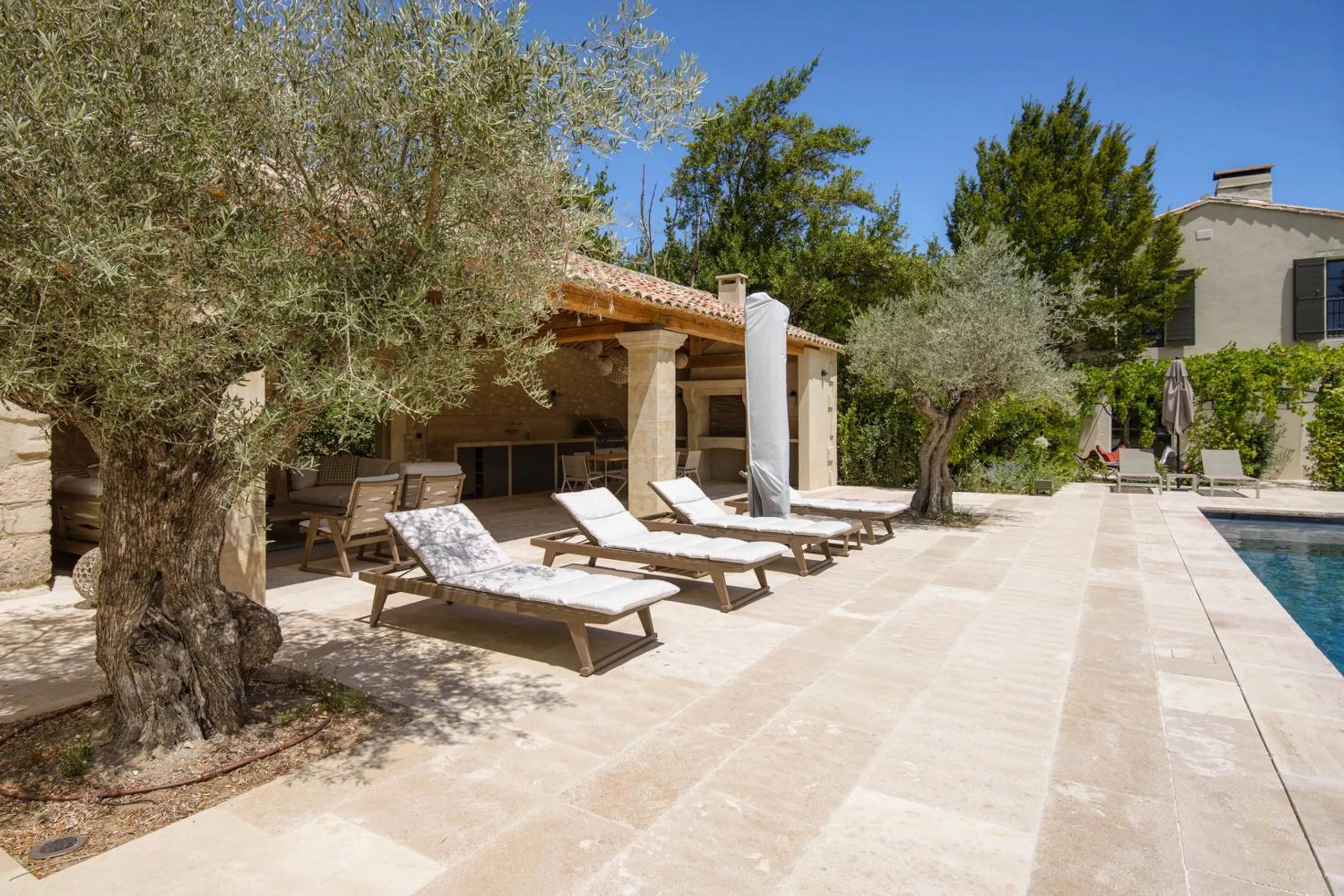 Serene Splendor Retreat with Poolside and Mountain Views — photograph 3